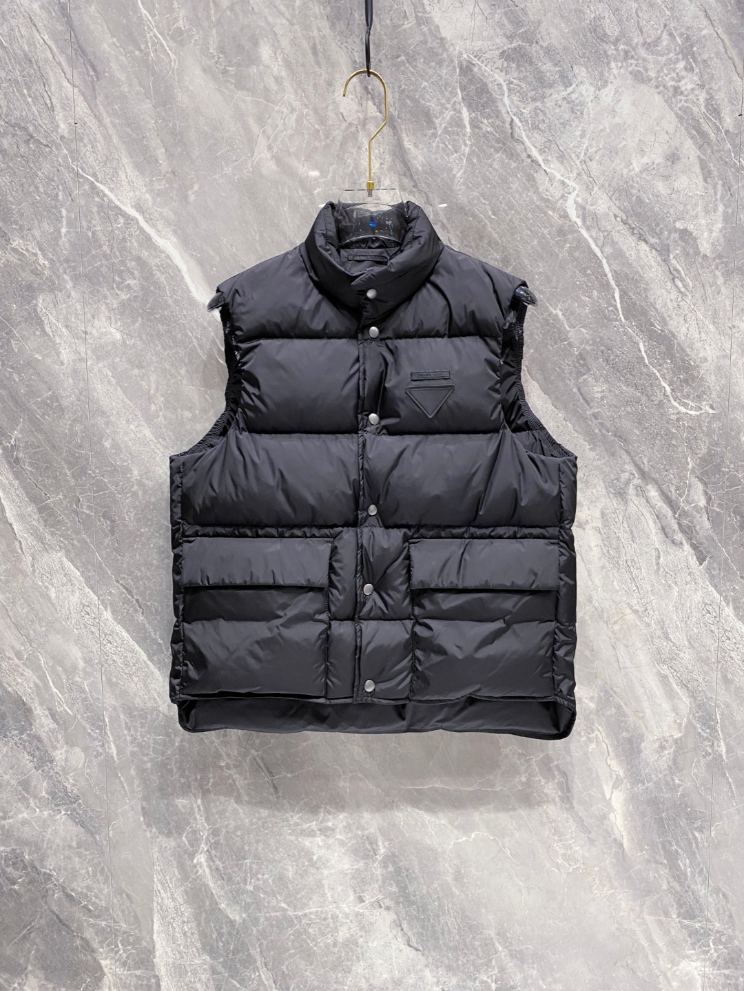 Prada 普拉达2025秋冬专柜同步新品发布，最新工装羽绒马甲出货，原版购入，无论面料及辅料，全部做到