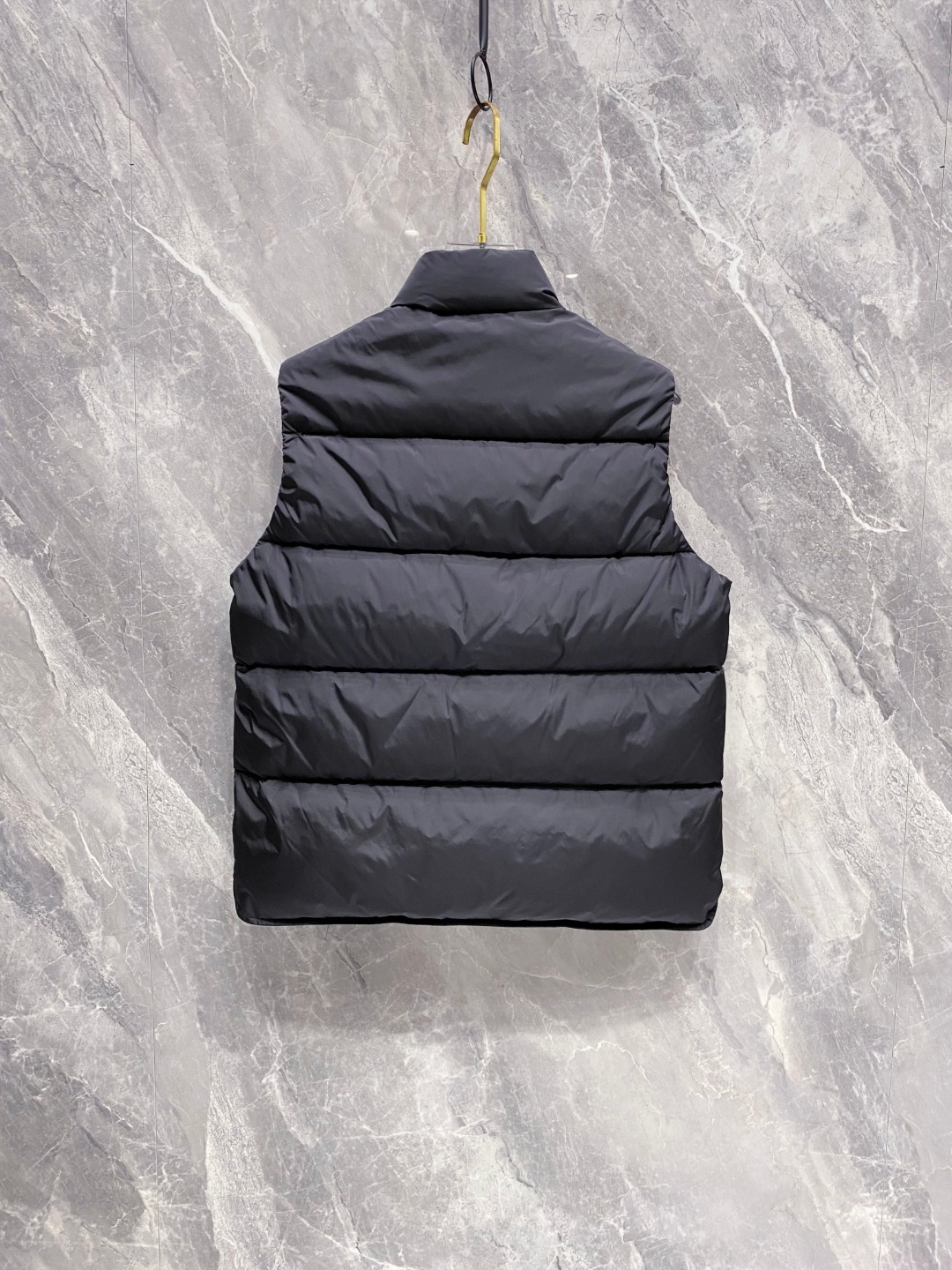 Prada 普拉达2025秋冬专柜同步新品发布，最新工装羽绒马甲出货，原版购入，无论面料及辅料，全部做到