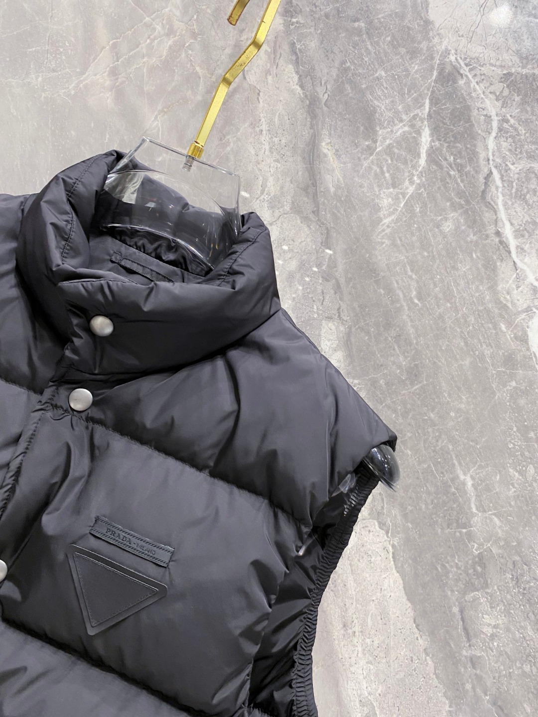 Prada 普拉达2025秋冬专柜同步新品发布，最新工装羽绒马甲出货，原版购入，无论面料及辅料，全部做到
