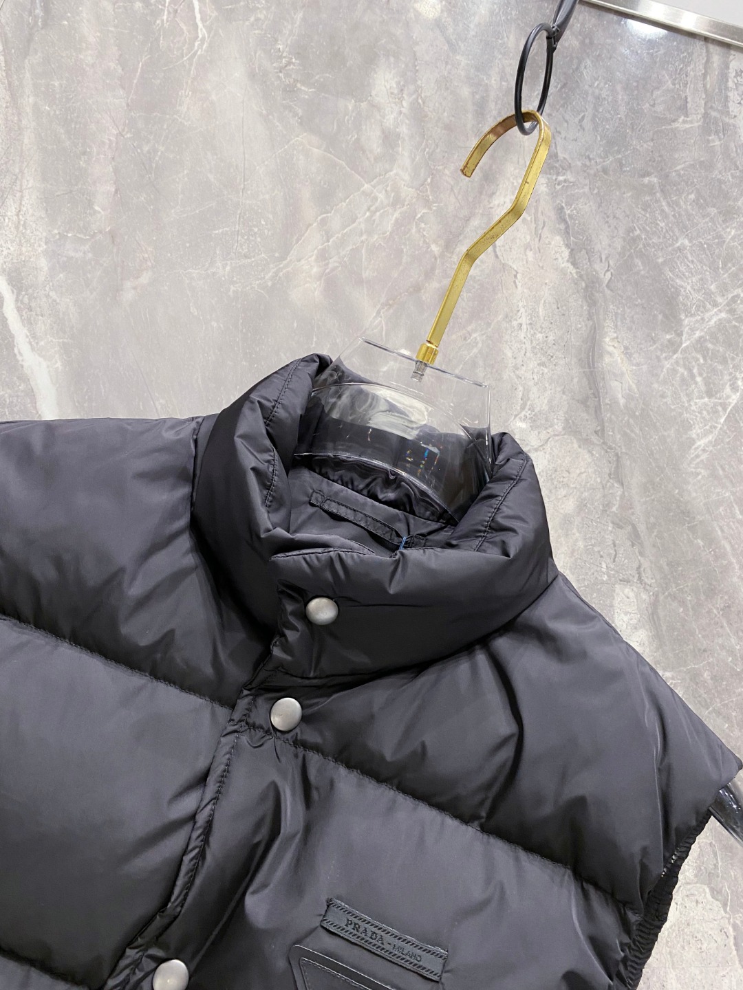 Prada 普拉达2025秋冬专柜同步新品发布，最新工装羽绒马甲出货，原版购入，无论面料及辅料，全部做到