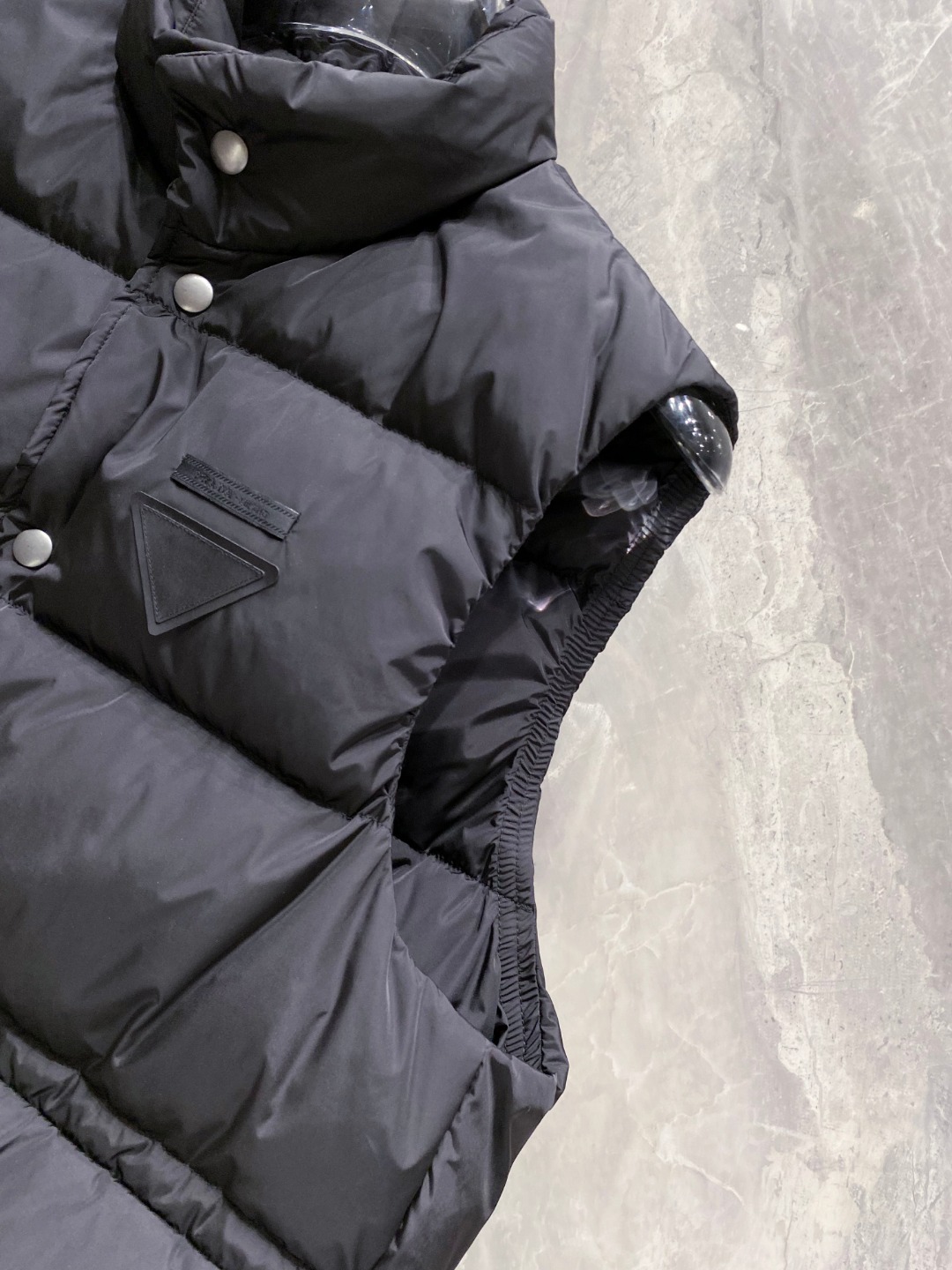 Prada 普拉达2025秋冬专柜同步新品发布，最新工装羽绒马甲出货，原版购入，无论面料及辅料，全部做到