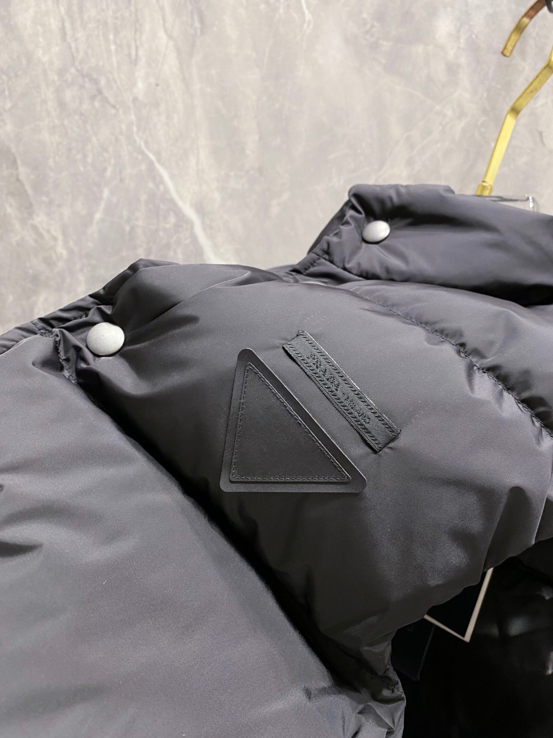 Prada 普拉达2025秋冬专柜同步新品发布，最新工装羽绒马甲出货，原版购入，无论面料及辅料，全部做到