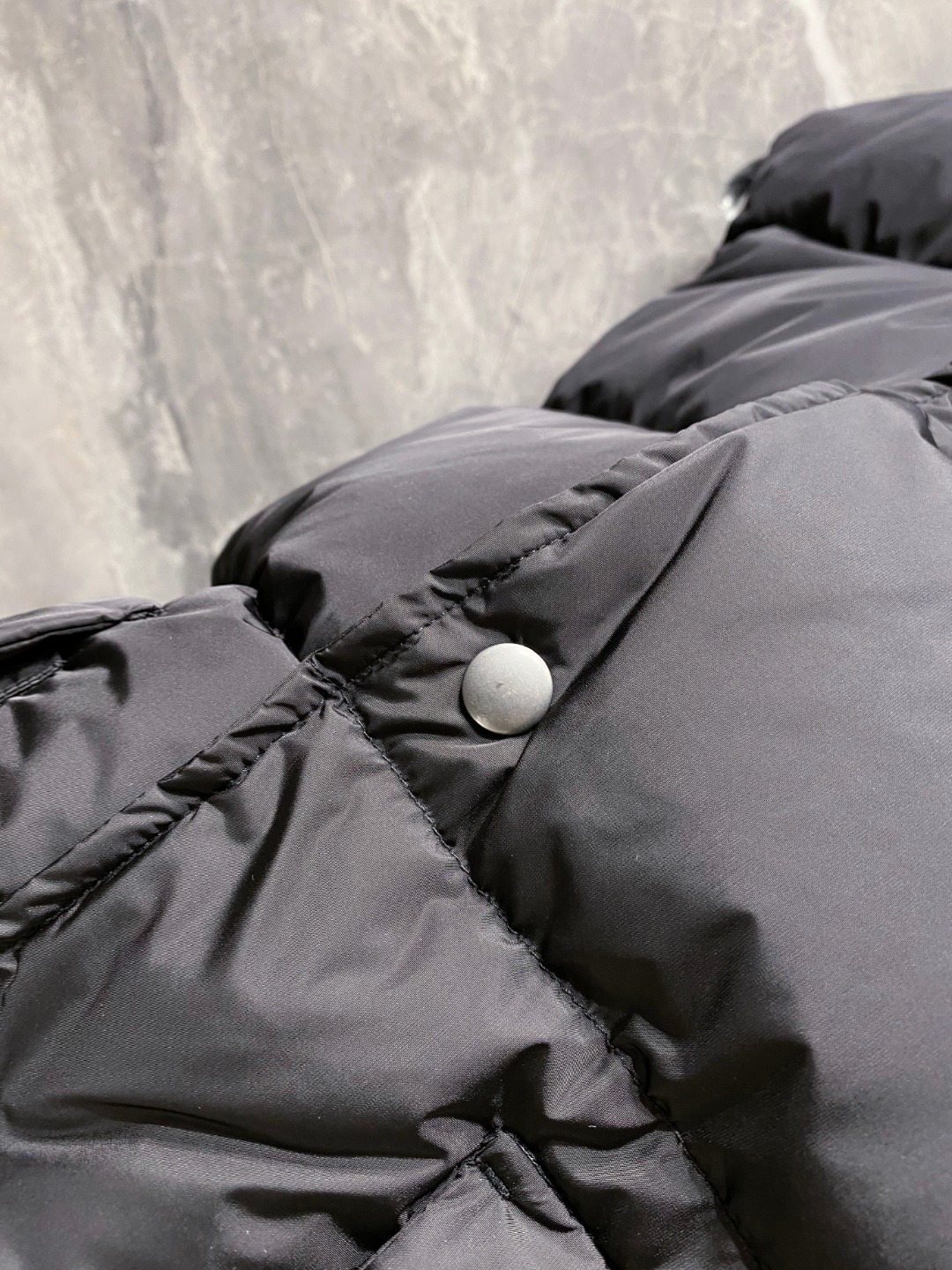 Prada 普拉达2025秋冬专柜同步新品发布，最新工装羽绒马甲出货，原版购入，无论面料及辅料，全部做到