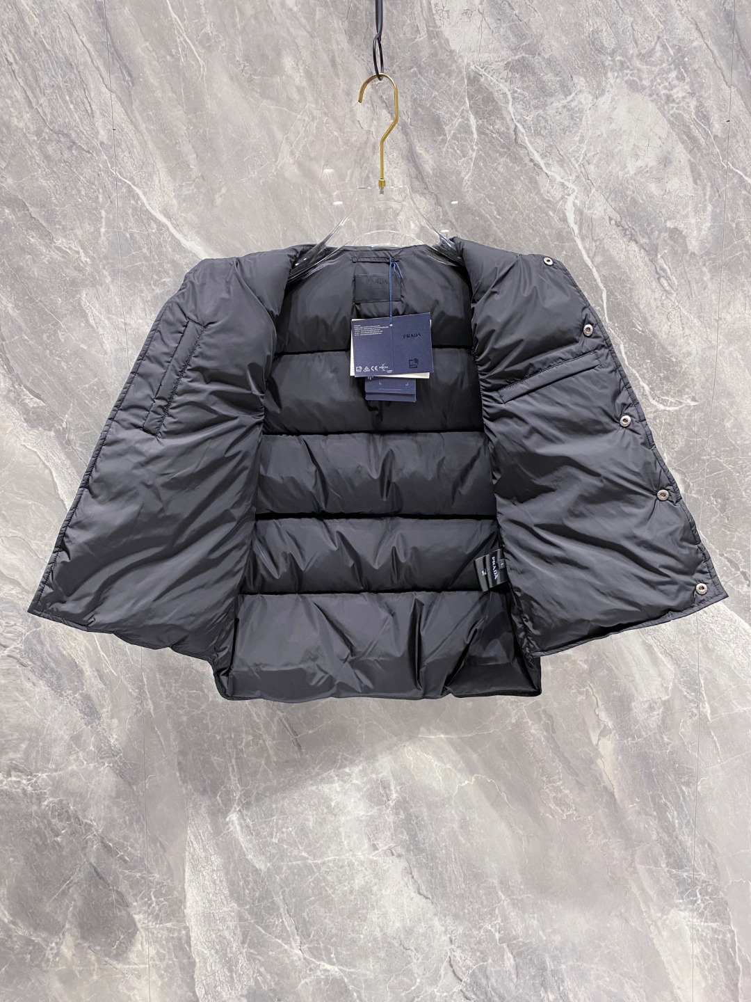 Prada 普拉达2025秋冬专柜同步新品发布，最新工装羽绒马甲出货，原版购入，无论面料及辅料，全部做到