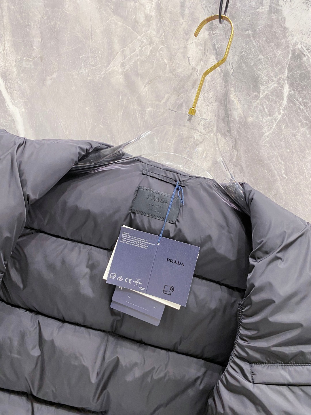 Prada 普拉达2025秋冬专柜同步新品发布，最新工装羽绒马甲出货，原版购入，无论面料及辅料，全部做到