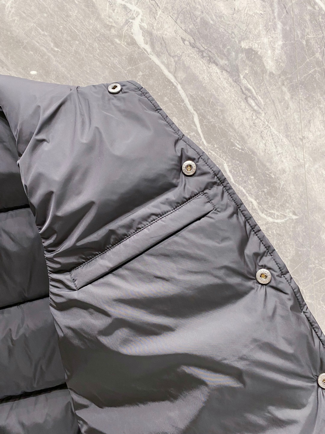 Prada 普拉达2025秋冬专柜同步新品发布，最新工装羽绒马甲出货，原版购入，无论面料及辅料，全部做到