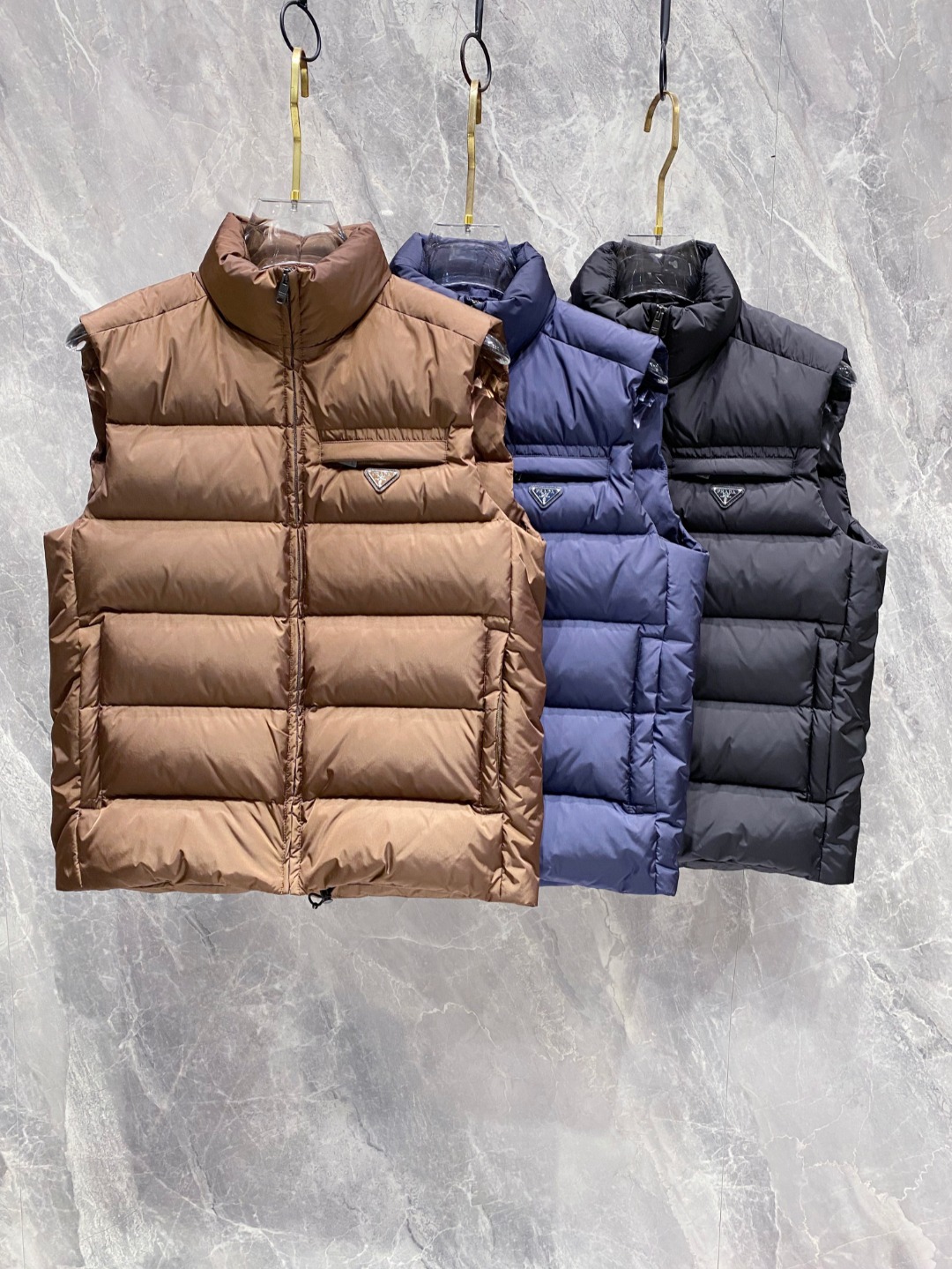 Prada 普拉达2025秋冬专柜同步新品发布，最新款羽绒马甲出货，全部原版购入，今年最新色，无论面料和