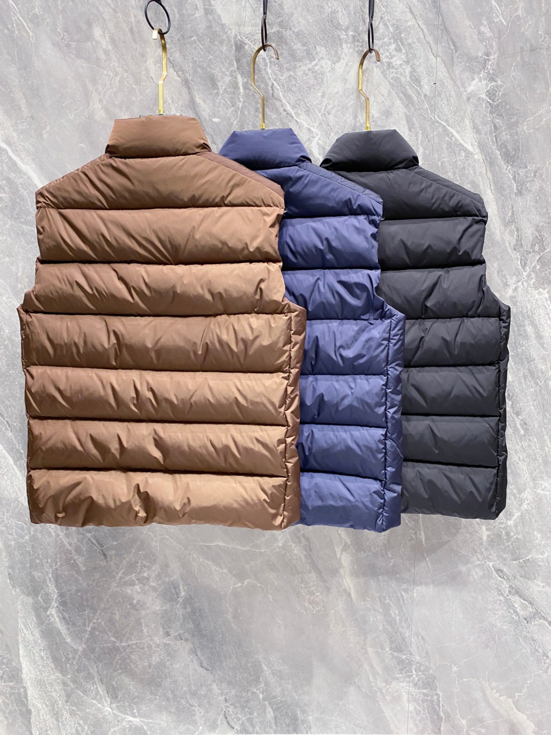 Prada 普拉达2025秋冬专柜同步新品发布，最新款羽绒马甲出货，全部原版购入，今年最新色，无论面料和