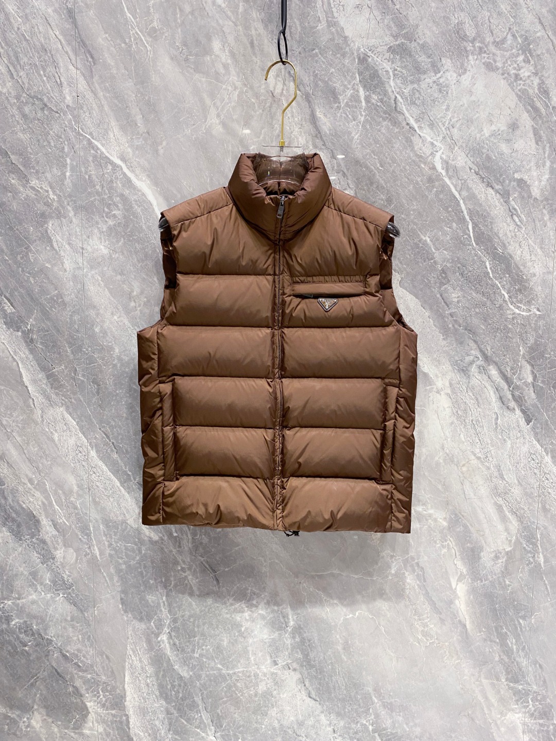 Prada 普拉达2025秋冬专柜同步新品发布，最新款羽绒马甲出货，全部原版购入，今年最新色，无论面料和