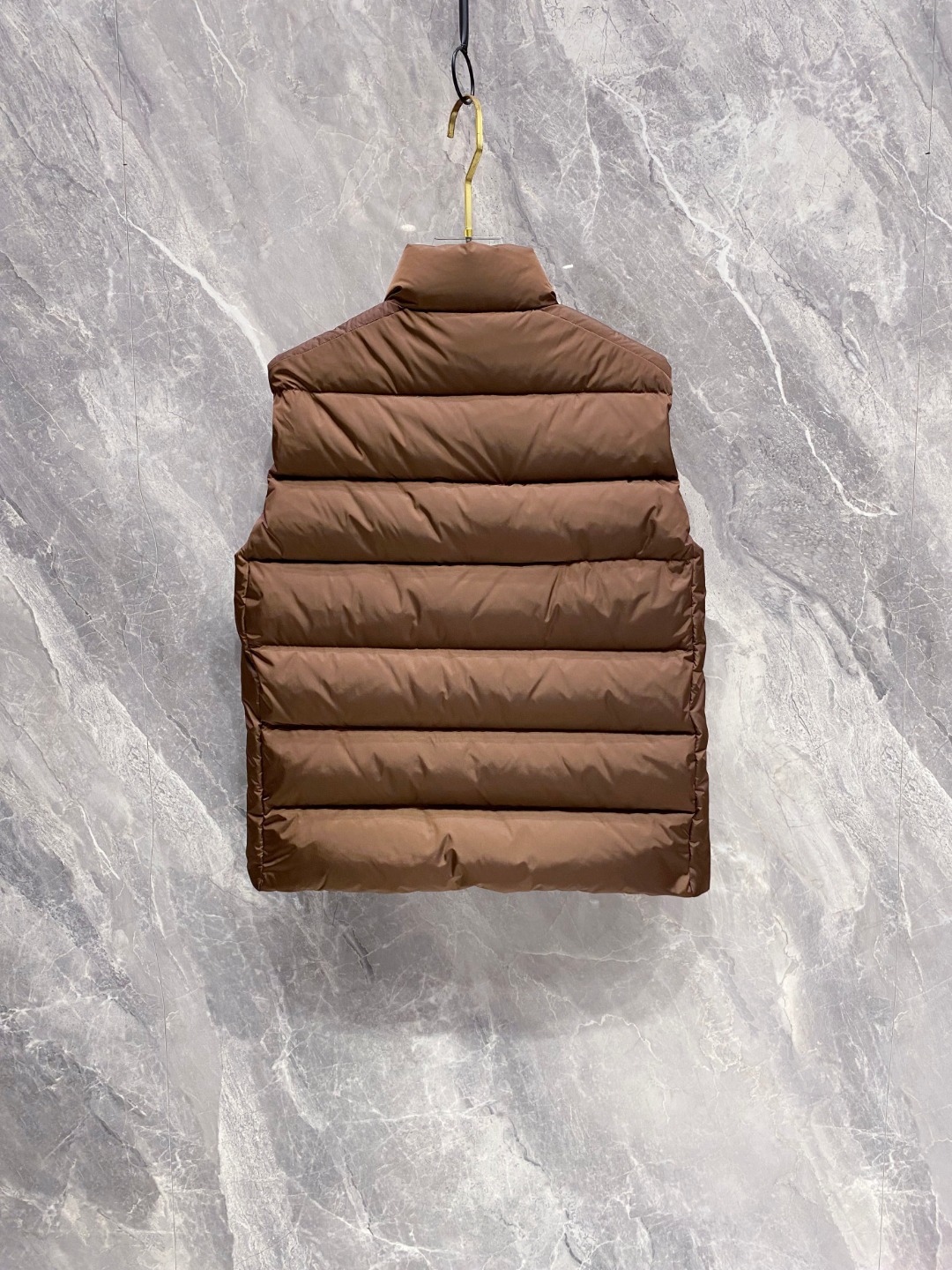 Prada 普拉达2025秋冬专柜同步新品发布，最新款羽绒马甲出货，全部原版购入，今年最新色，无论面料和