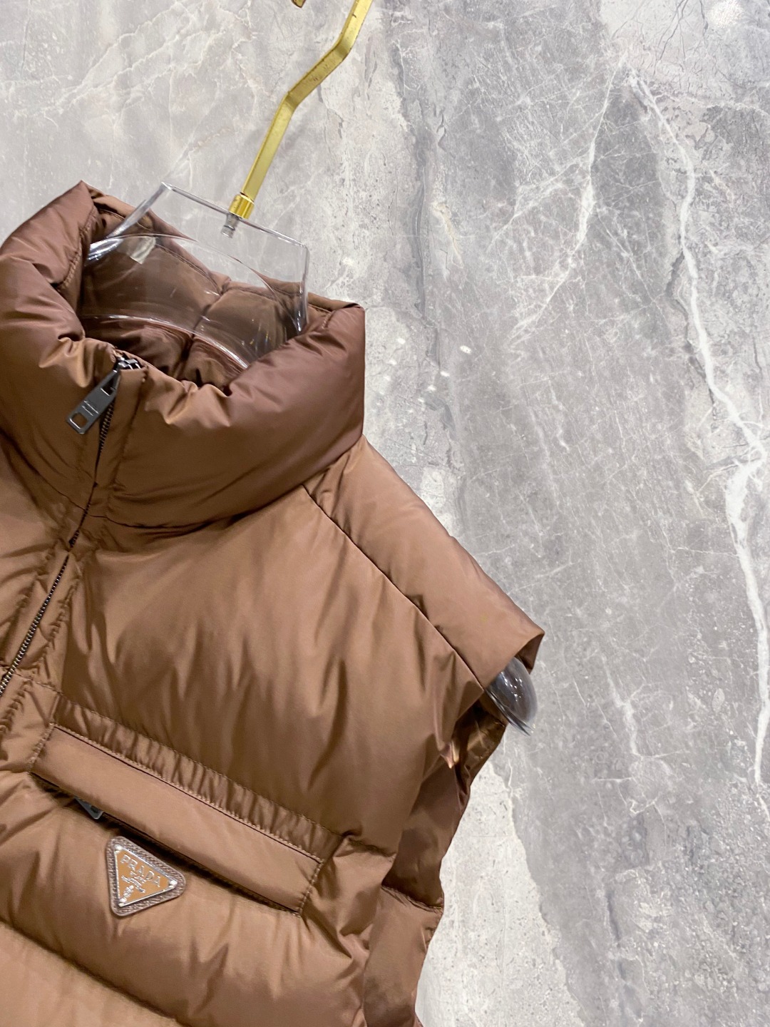 Prada 普拉达2025秋冬专柜同步新品发布，最新款羽绒马甲出货，全部原版购入，今年最新色，无论面料和