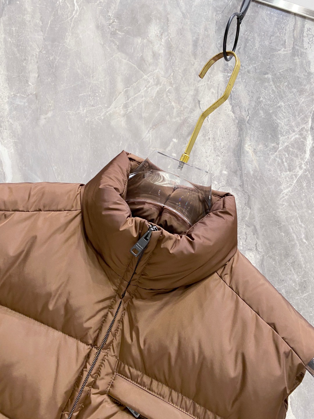 Prada 普拉达2025秋冬专柜同步新品发布，最新款羽绒马甲出货，全部原版购入，今年最新色，无论面料和