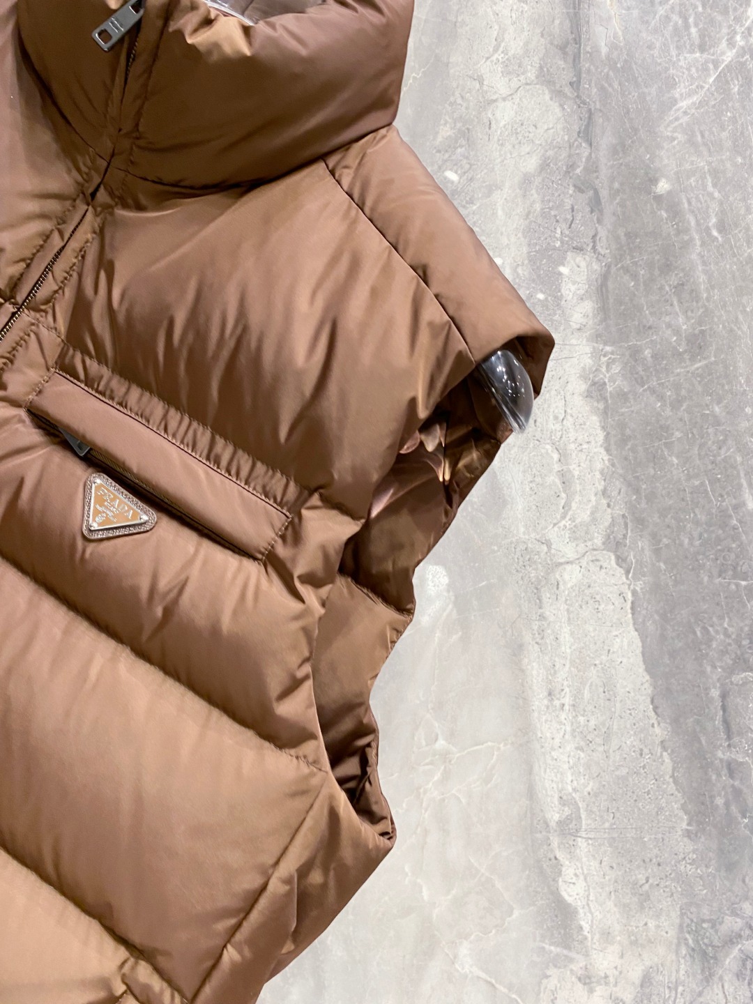 Prada 普拉达2025秋冬专柜同步新品发布，最新款羽绒马甲出货，全部原版购入，今年最新色，无论面料和