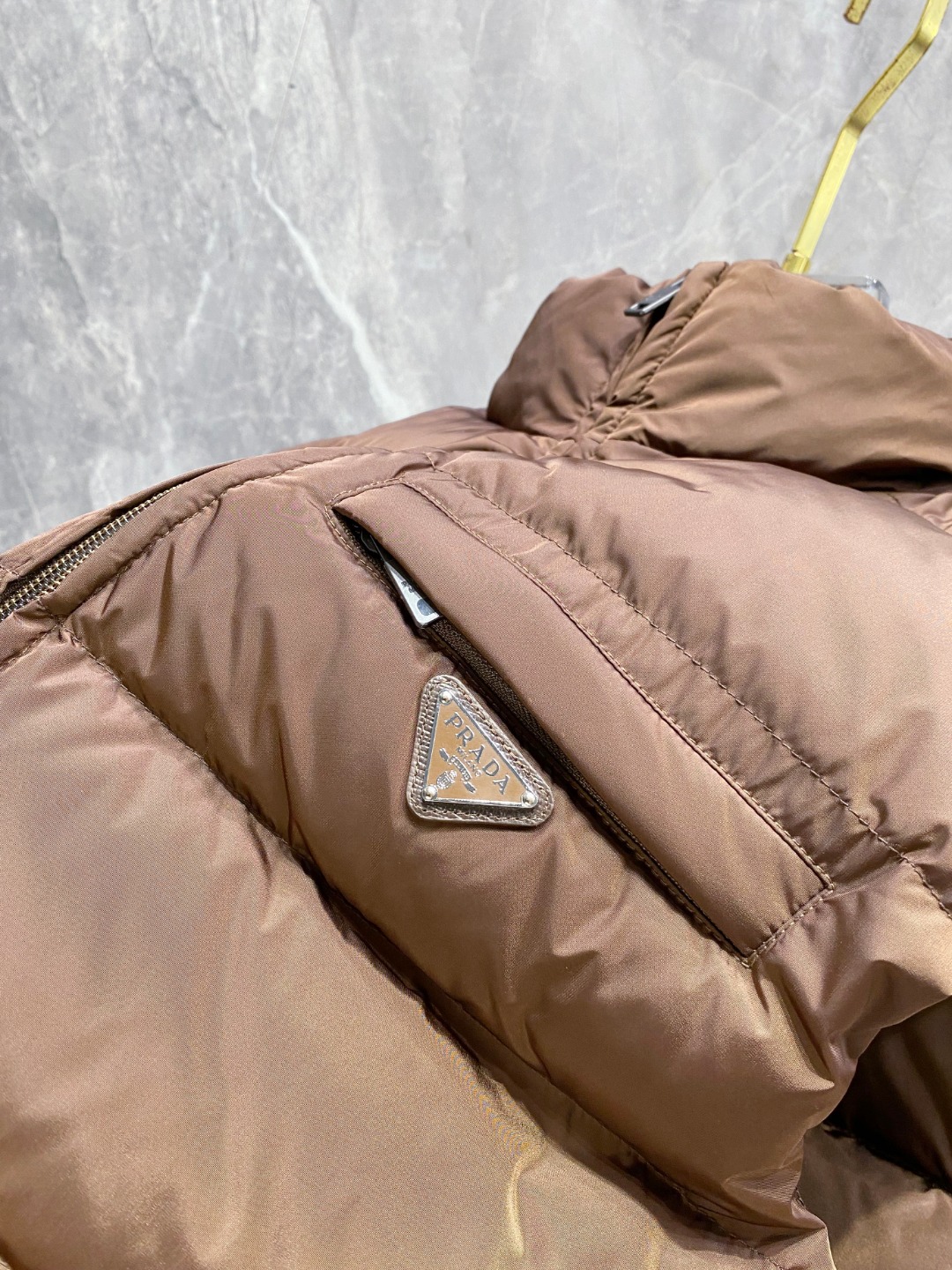 Prada 普拉达2025秋冬专柜同步新品发布，最新款羽绒马甲出货，全部原版购入，今年最新色，无论面料和