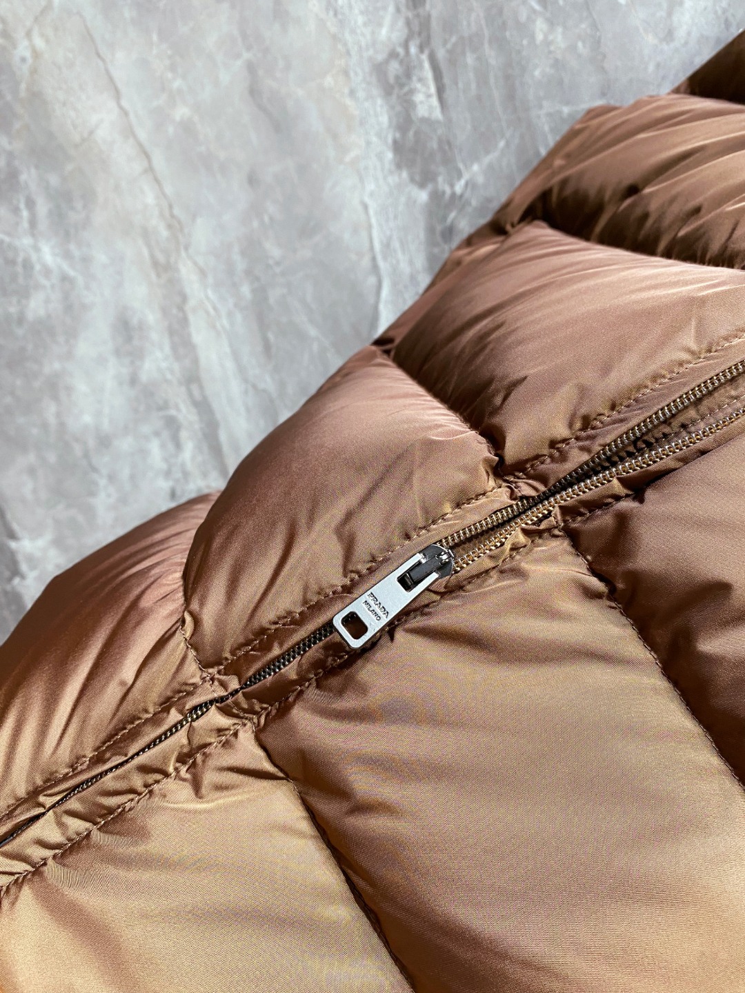 Prada 普拉达2025秋冬专柜同步新品发布，最新款羽绒马甲出货，全部原版购入，今年最新色，无论面料和