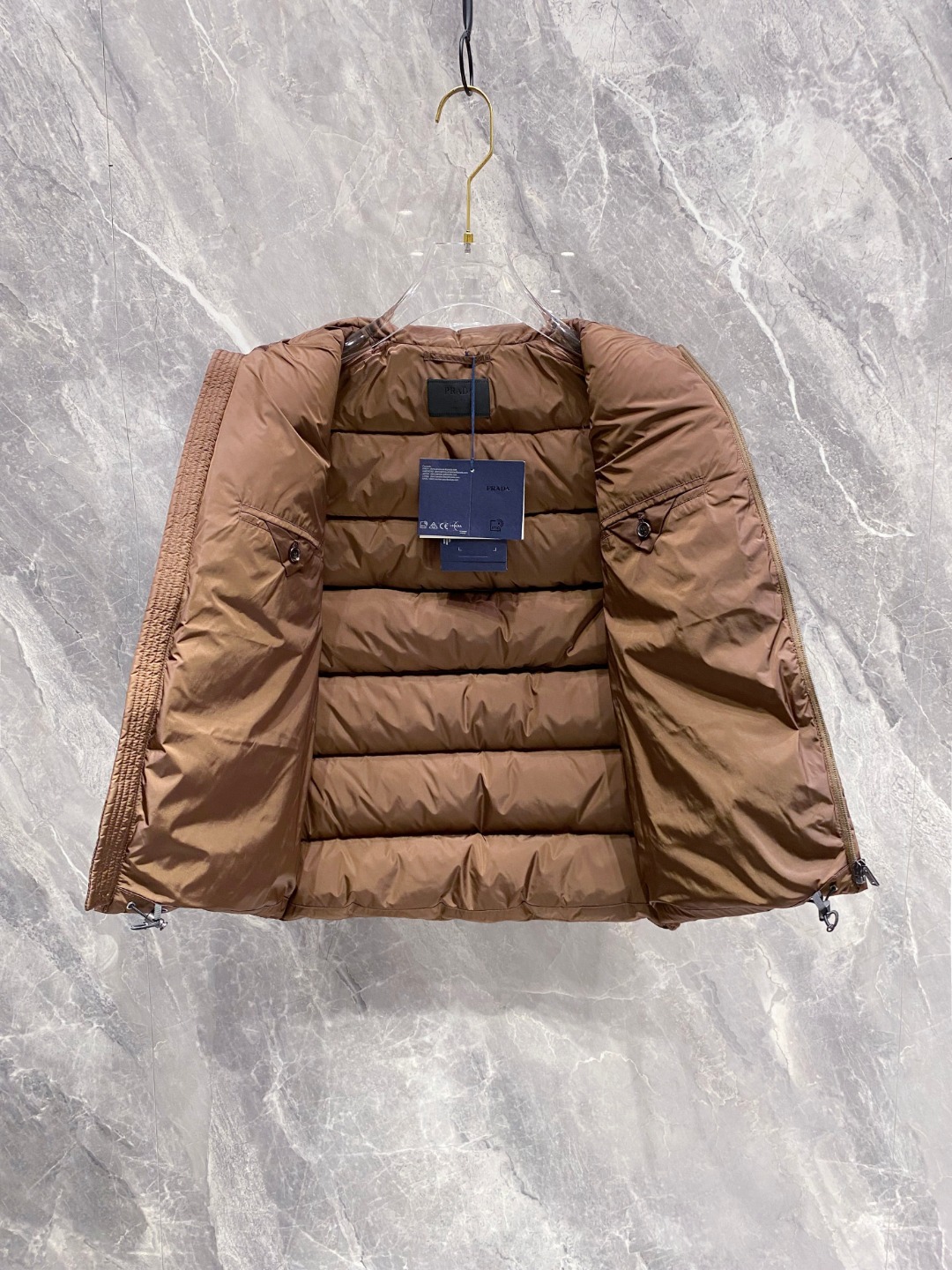 Prada 普拉达2025秋冬专柜同步新品发布，最新款羽绒马甲出货，全部原版购入，今年最新色，无论面料和