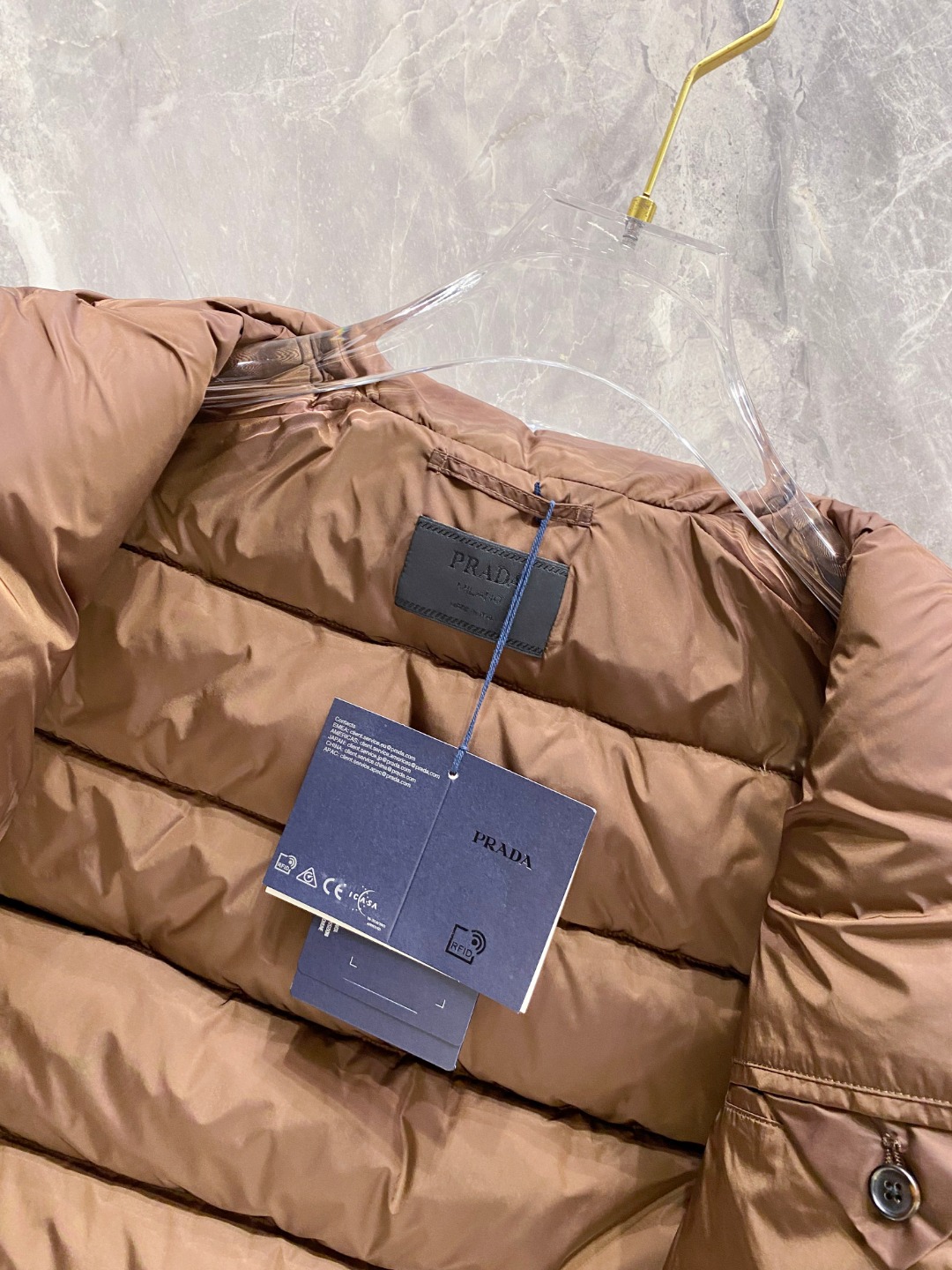 Prada 普拉达2025秋冬专柜同步新品发布，最新款羽绒马甲出货，全部原版购入，今年最新色，无论面料和