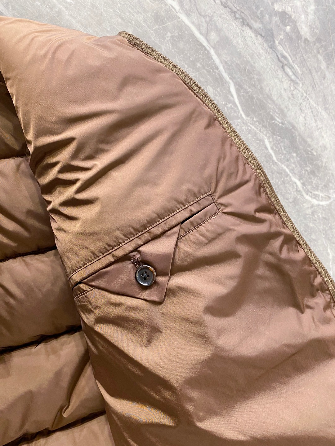 Prada 普拉达2025秋冬专柜同步新品发布，最新款羽绒马甲出货，全部原版购入，今年最新色，无论面料和