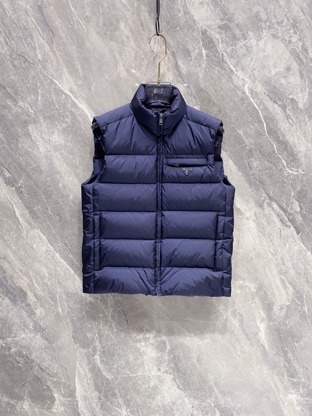 Prada 普拉达2025秋冬专柜同步新品发布，最新款羽绒马甲出货，全部原版购入，今年最新色，无论面料和