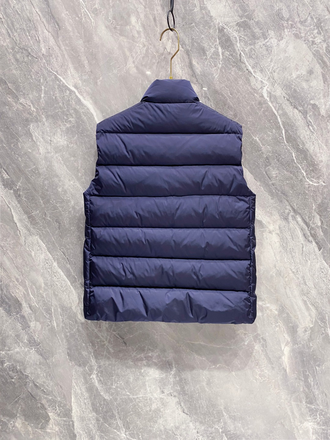 Prada 普拉达2025秋冬专柜同步新品发布，最新款羽绒马甲出货，全部原版购入，今年最新色，无论面料和