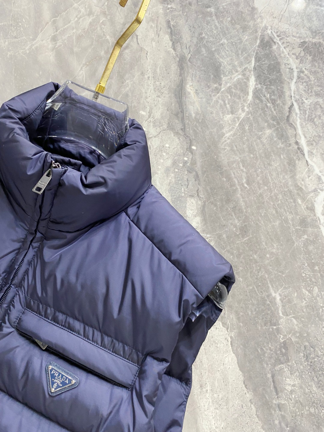 Prada 普拉达2025秋冬专柜同步新品发布，最新款羽绒马甲出货，全部原版购入，今年最新色，无论面料和