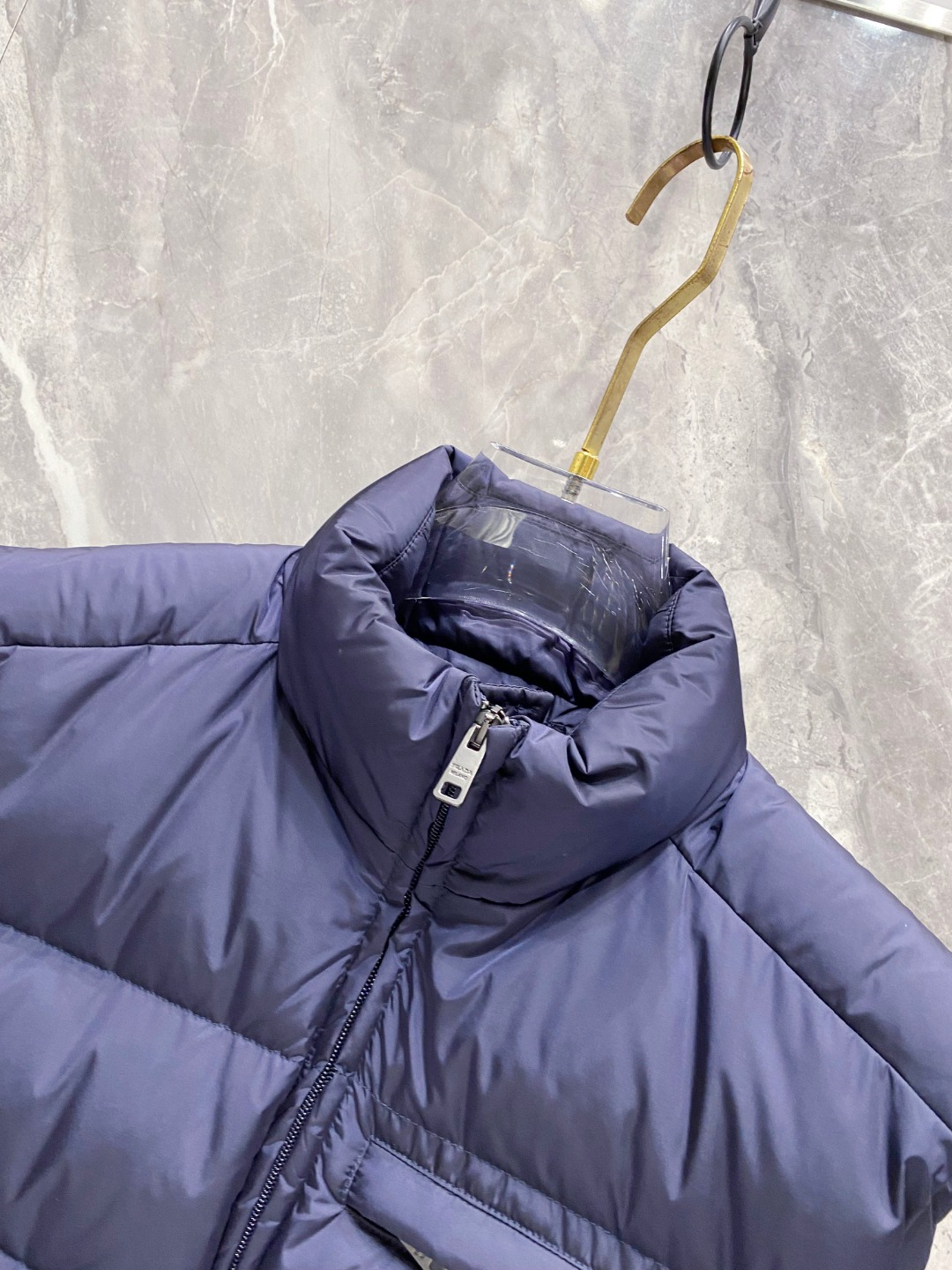 Prada 普拉达2025秋冬专柜同步新品发布，最新款羽绒马甲出货，全部原版购入，今年最新色，无论面料和