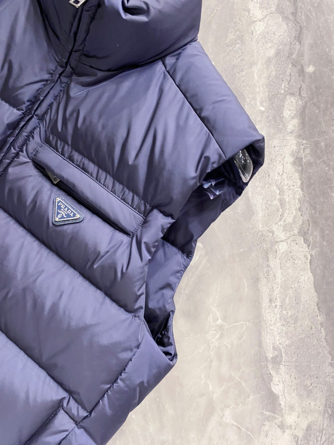 Prada 普拉达2025秋冬专柜同步新品发布，最新款羽绒马甲出货，全部原版购入，今年最新色，无论面料和