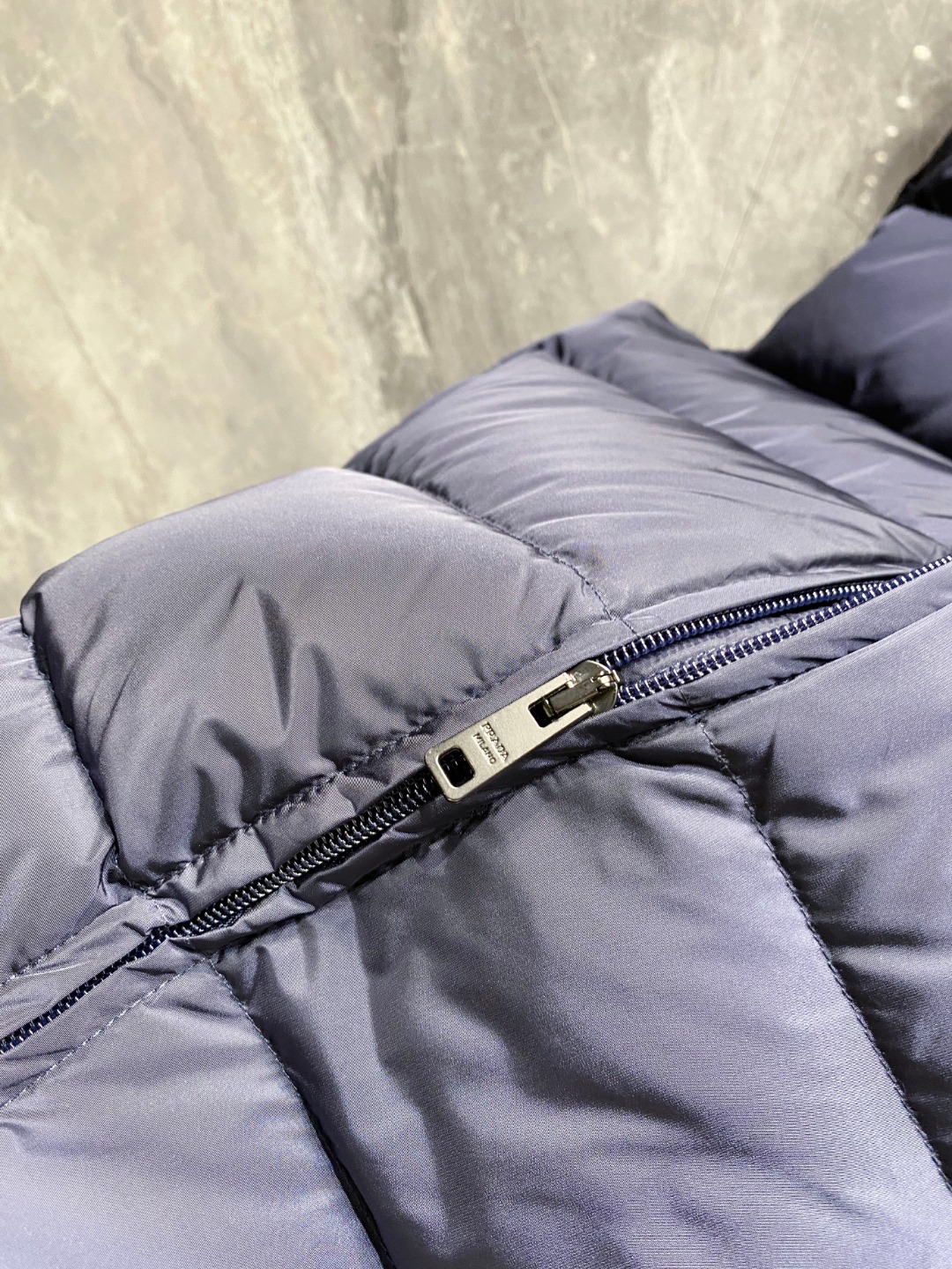 Prada 普拉达2025秋冬专柜同步新品发布，最新款羽绒马甲出货，全部原版购入，今年最新色，无论面料和