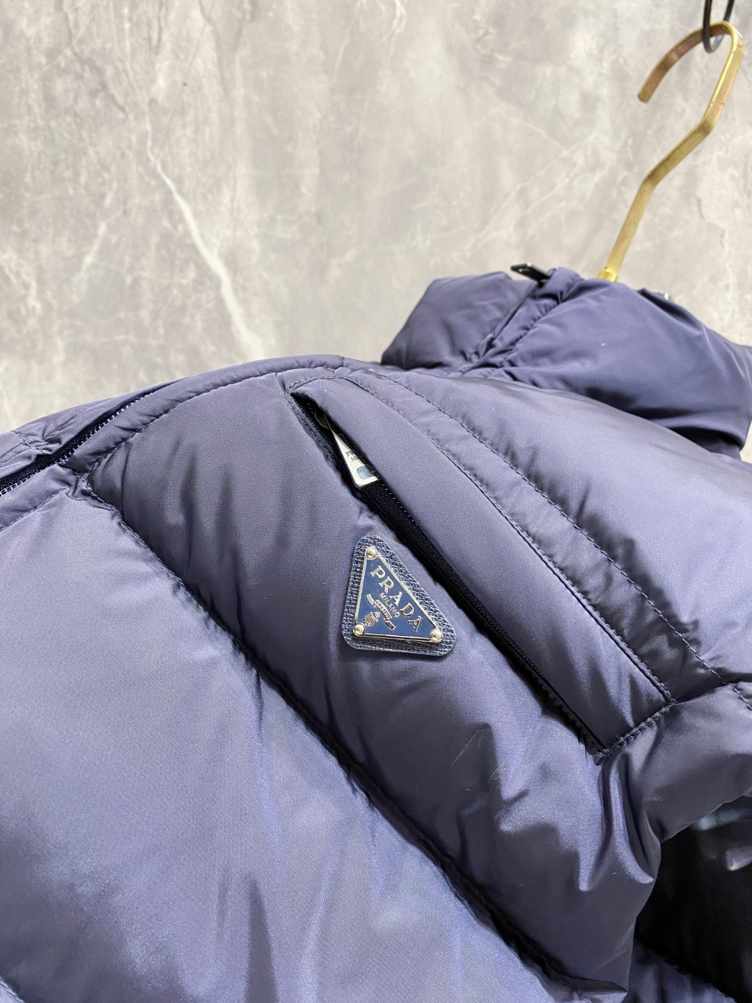 Prada 普拉达2025秋冬专柜同步新品发布，最新款羽绒马甲出货，全部原版购入，今年最新色，无论面料和