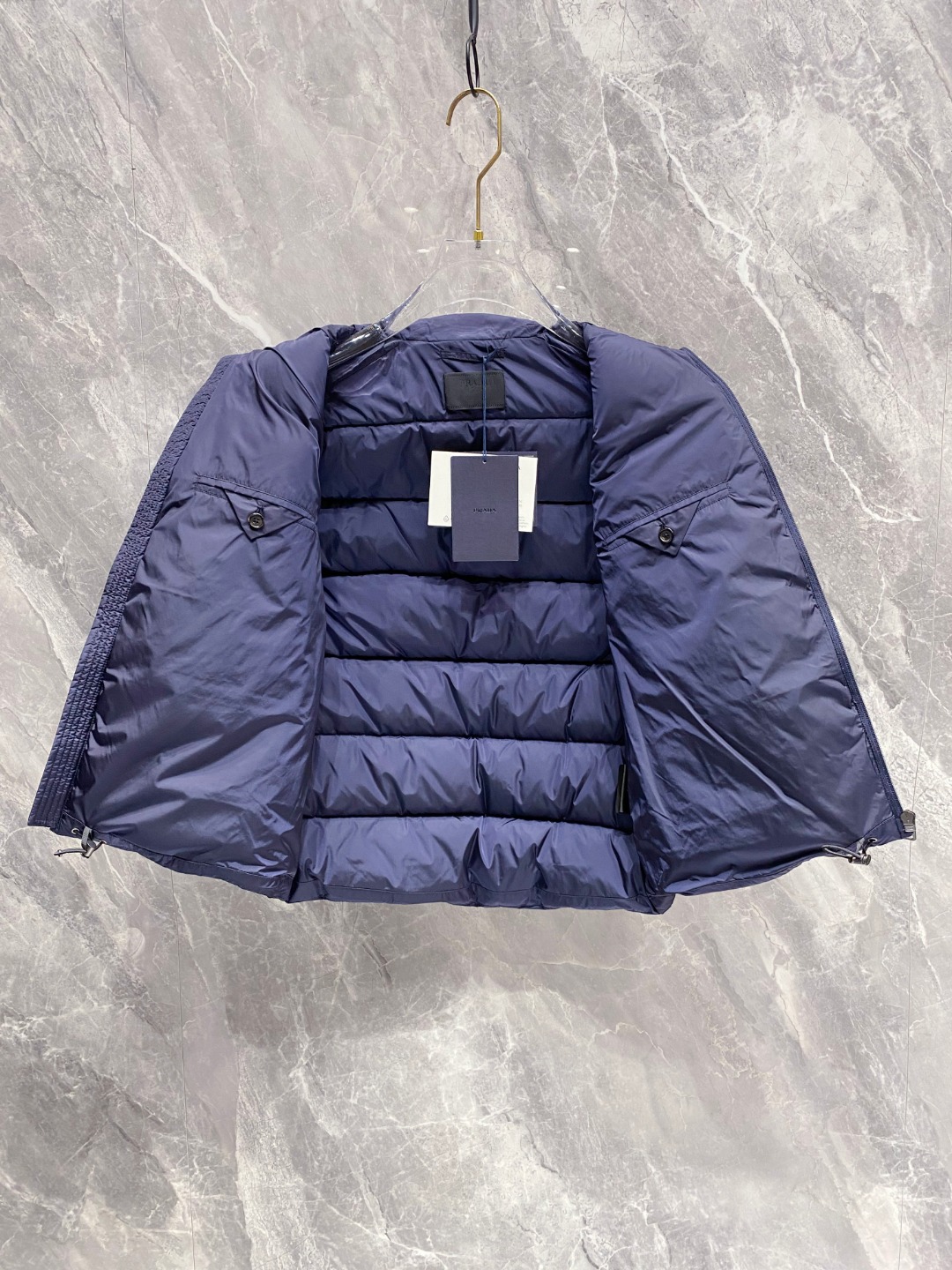 Prada 普拉达2025秋冬专柜同步新品发布，最新款羽绒马甲出货，全部原版购入，今年最新色，无论面料和