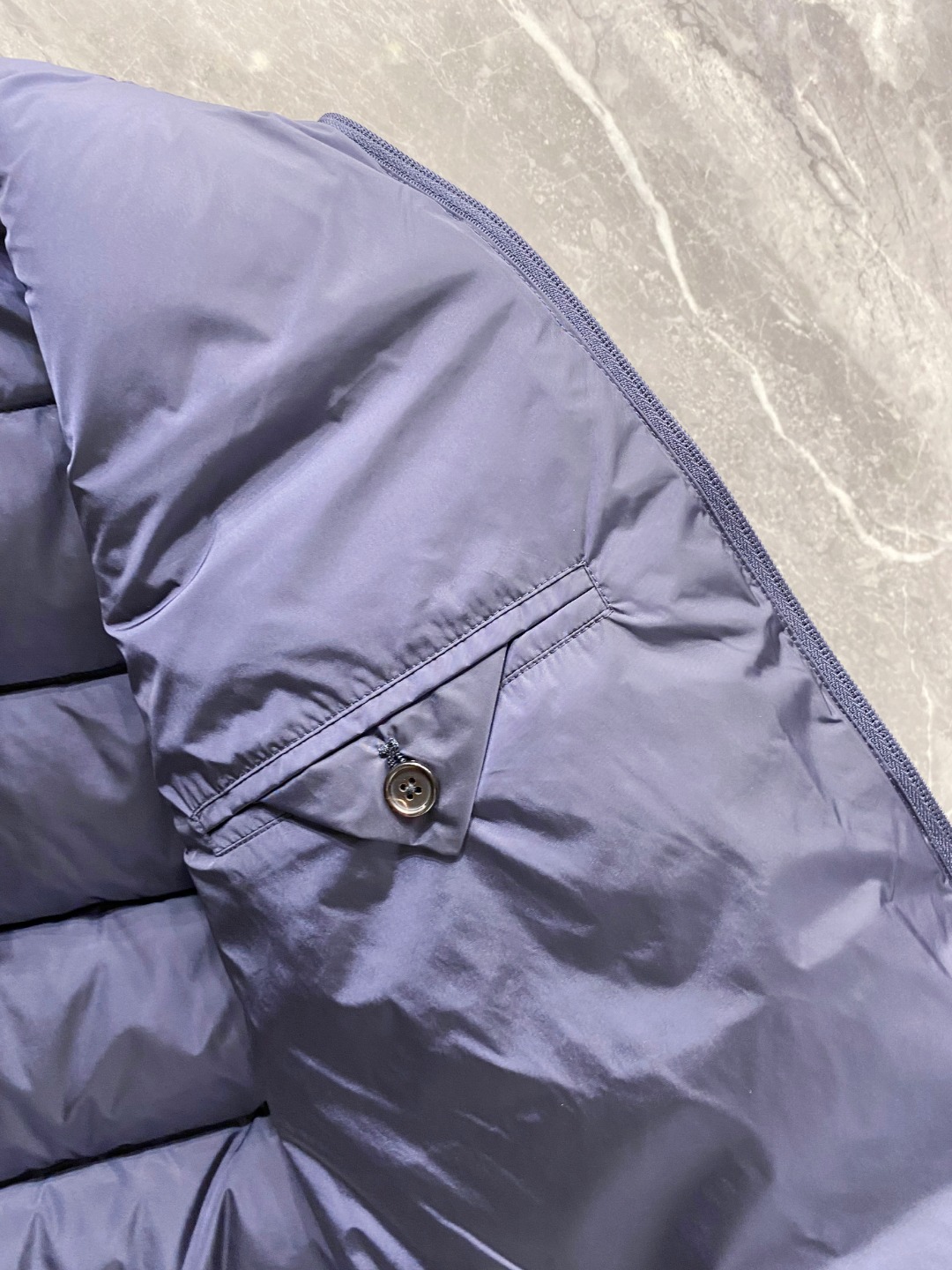 Prada 普拉达2025秋冬专柜同步新品发布，最新款羽绒马甲出货，全部原版购入，今年最新色，无论面料和