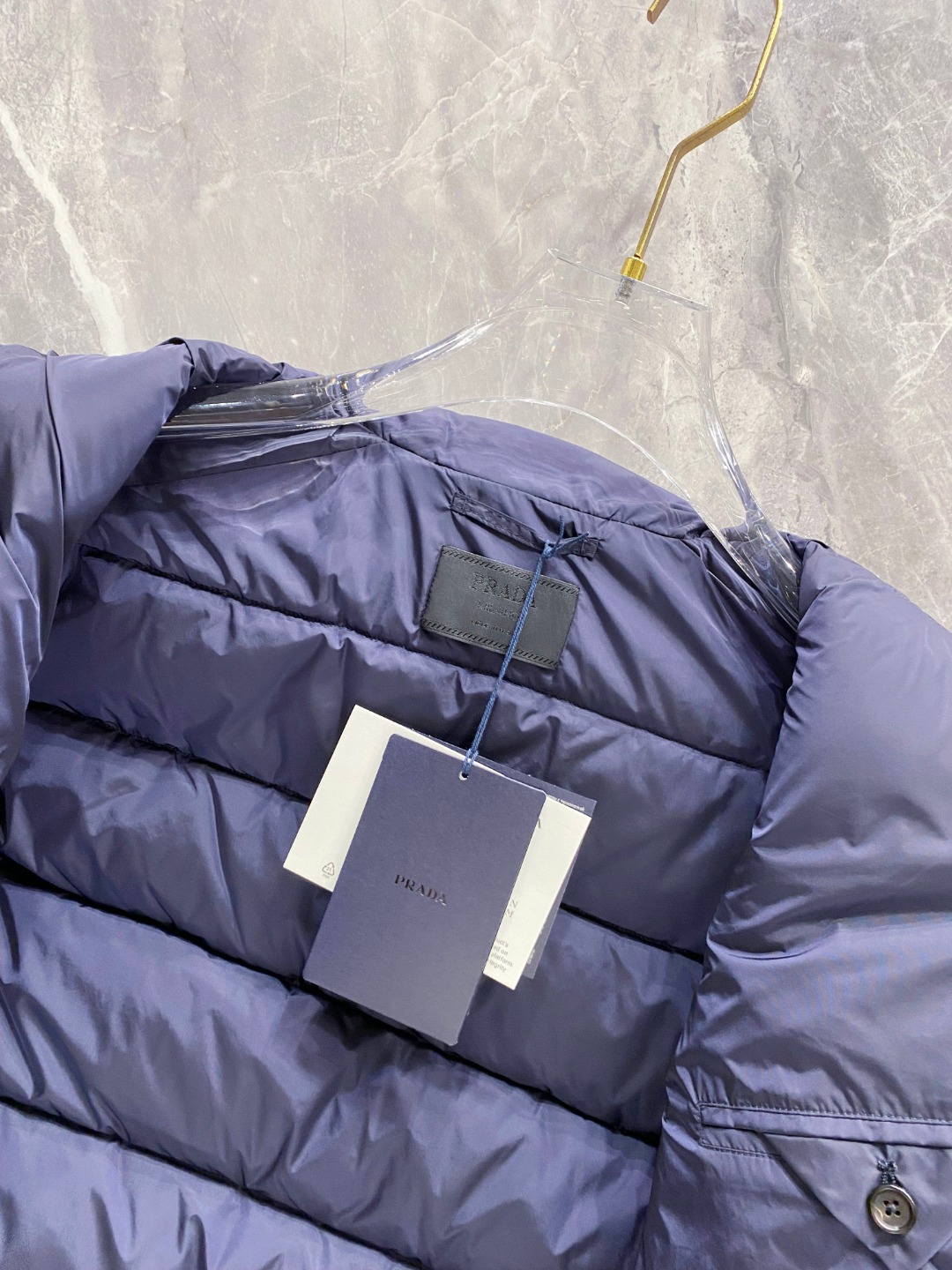 Prada 普拉达2025秋冬专柜同步新品发布，最新款羽绒马甲出货，全部原版购入，今年最新色，无论面料和