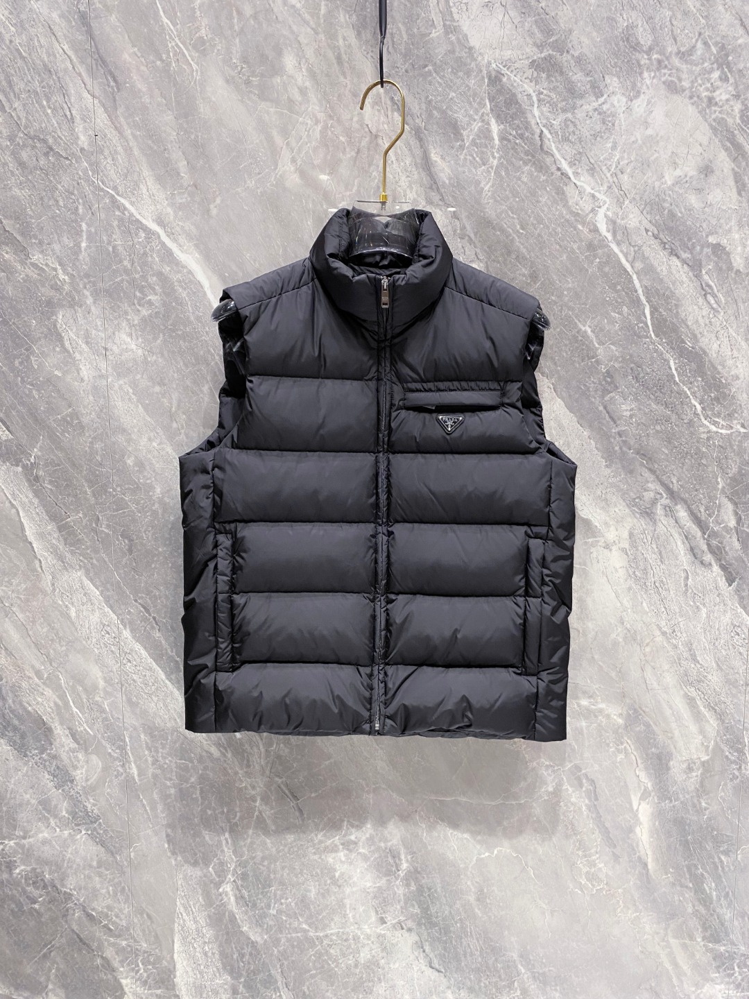 Prada 普拉达2025秋冬专柜同步新品发布，最新款羽绒马甲出货，全部原版购入，今年最新色，无论面料和