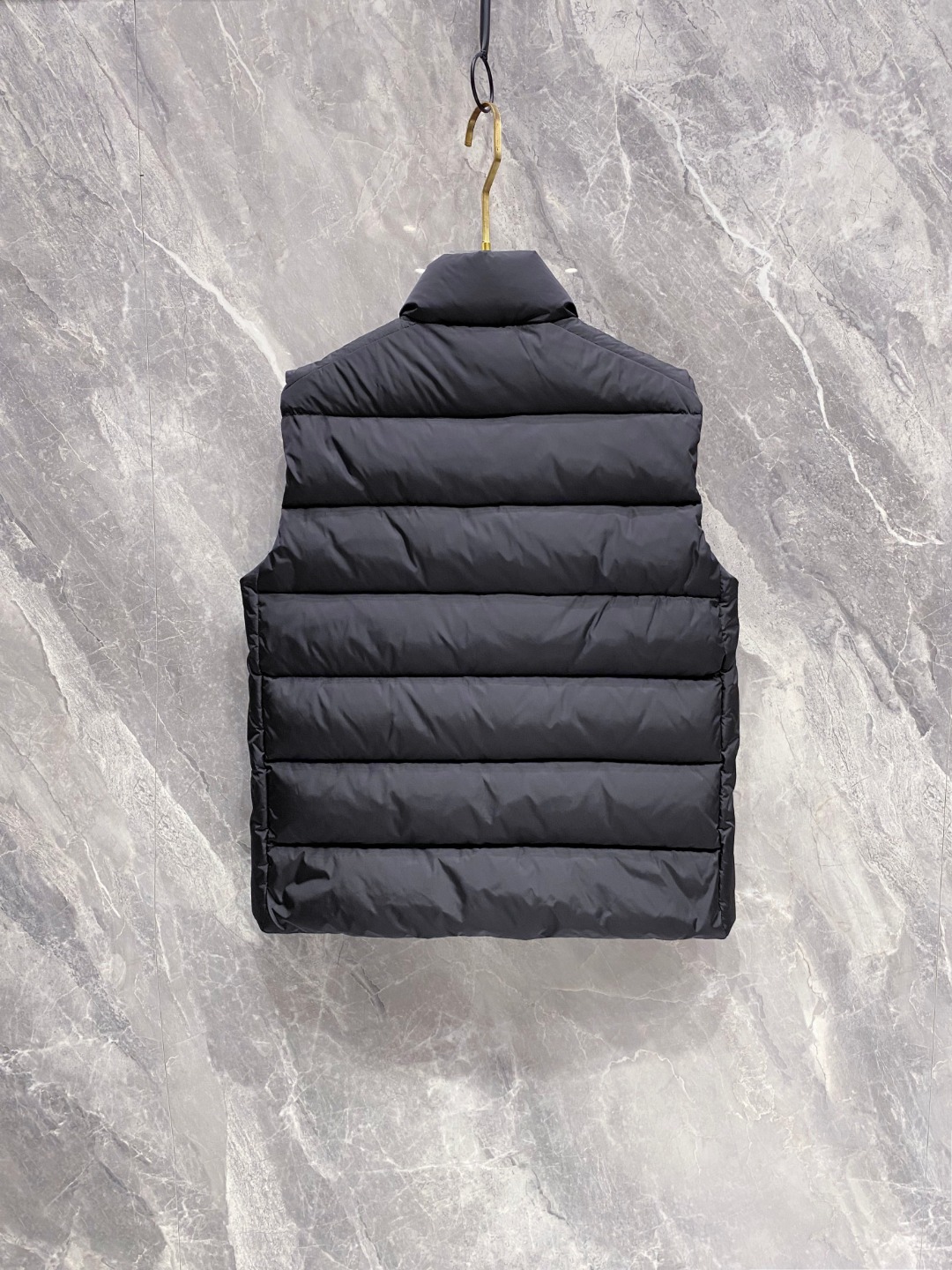 Prada 普拉达2025秋冬专柜同步新品发布，最新款羽绒马甲出货，全部原版购入，今年最新色，无论面料和