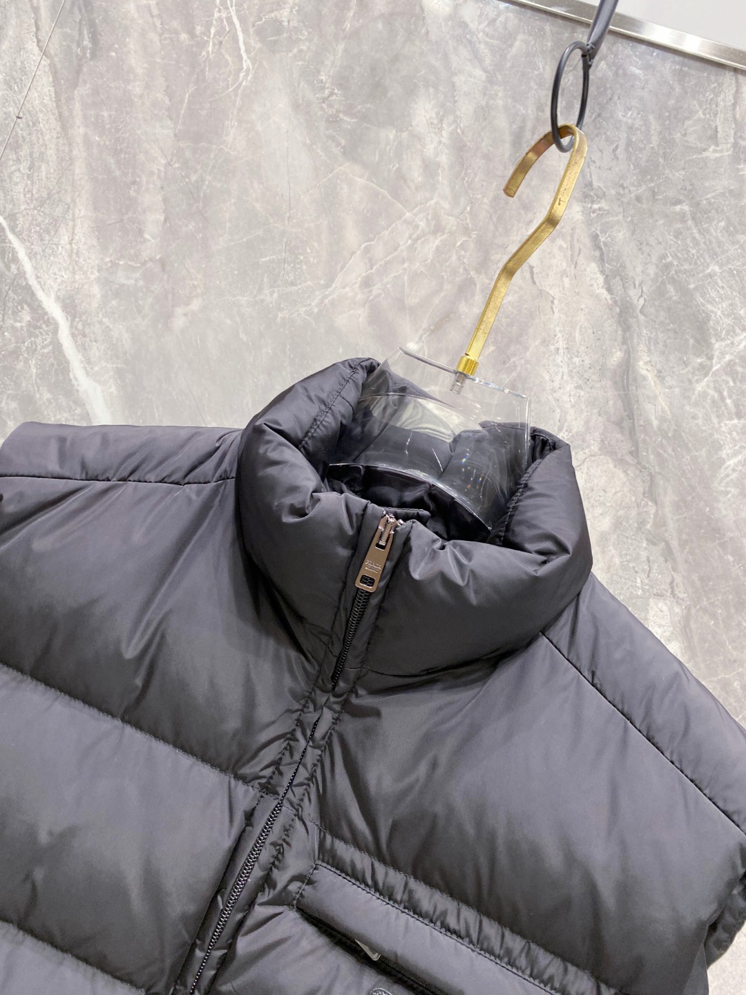 Prada 普拉达2025秋冬专柜同步新品发布，最新款羽绒马甲出货，全部原版购入，今年最新色，无论面料和