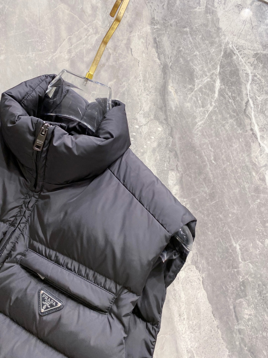Prada 普拉达2025秋冬专柜同步新品发布，最新款羽绒马甲出货，全部原版购入，今年最新色，无论面料和