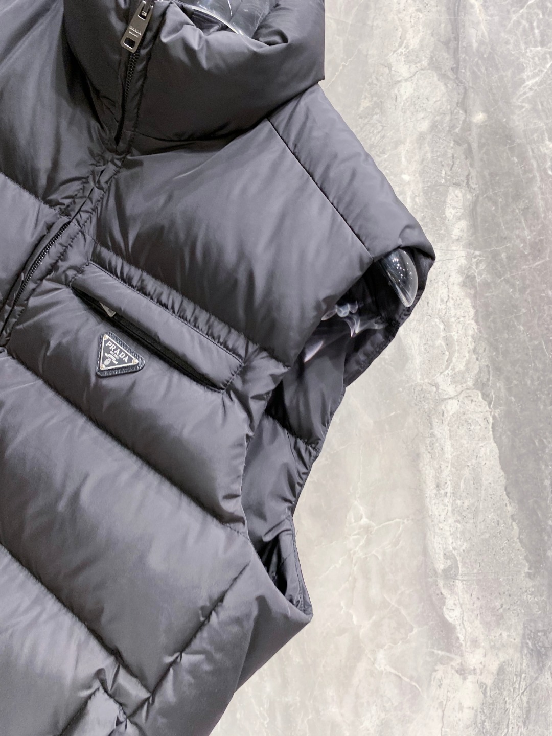 Prada 普拉达2025秋冬专柜同步新品发布，最新款羽绒马甲出货，全部原版购入，今年最新色，无论面料和