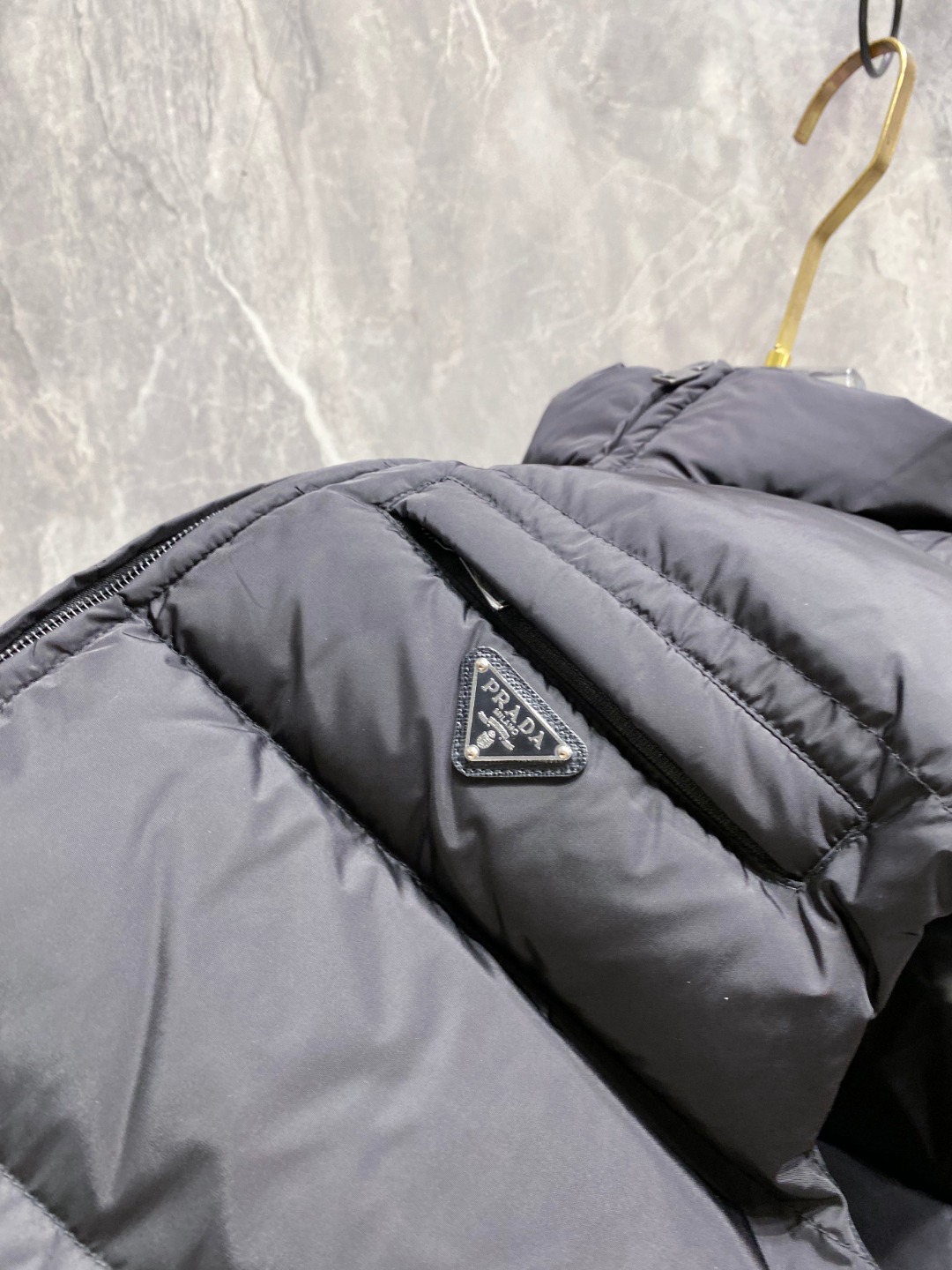 Prada 普拉达2025秋冬专柜同步新品发布，最新款羽绒马甲出货，全部原版购入，今年最新色，无论面料和