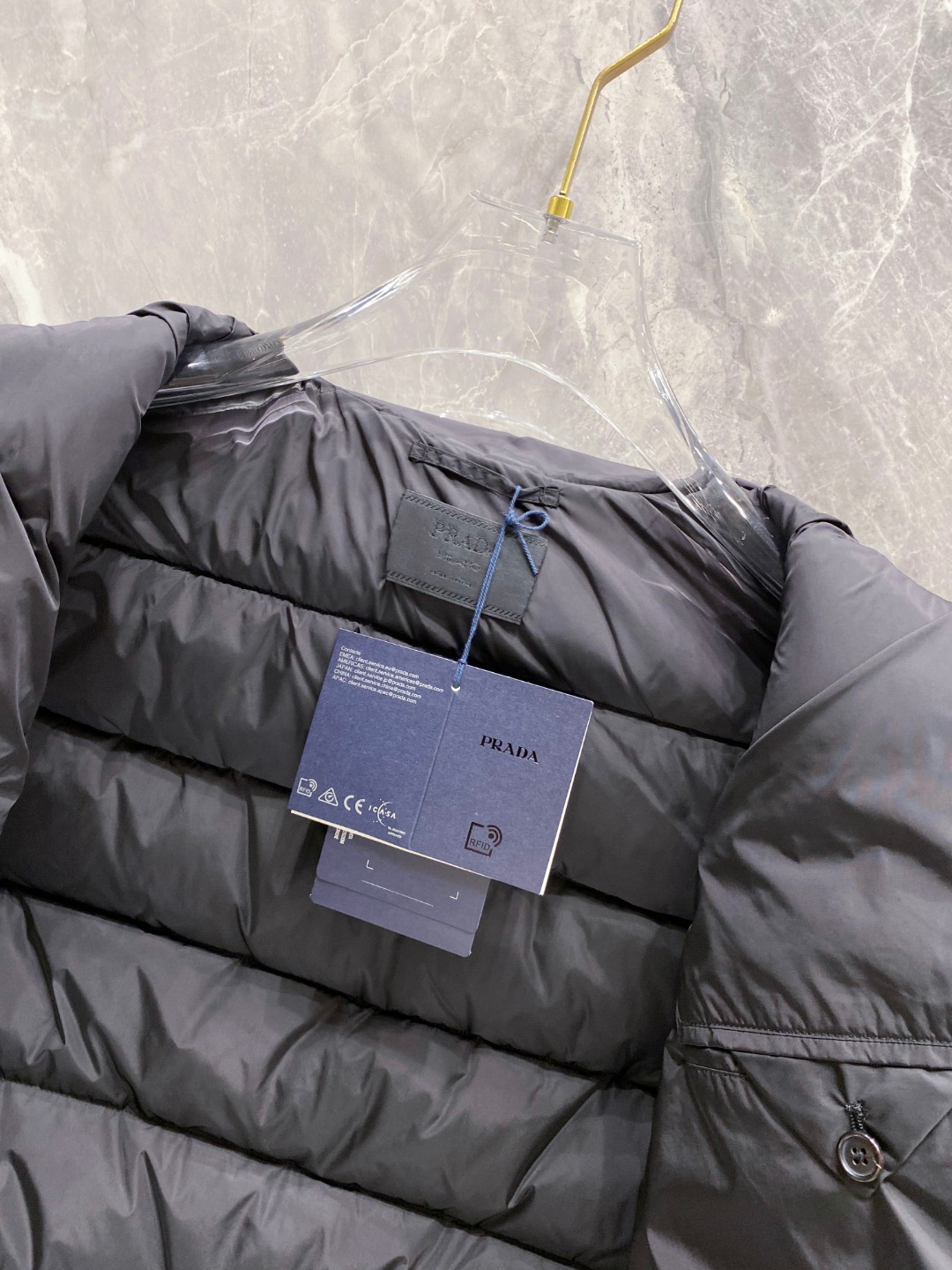Prada 普拉达2025秋冬专柜同步新品发布，最新款羽绒马甲出货，全部原版购入，今年最新色，无论面料和
