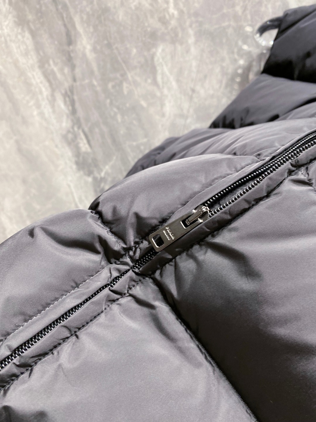 Prada 普拉达2025秋冬专柜同步新品发布，最新款羽绒马甲出货，全部原版购入，今年最新色，无论面料和