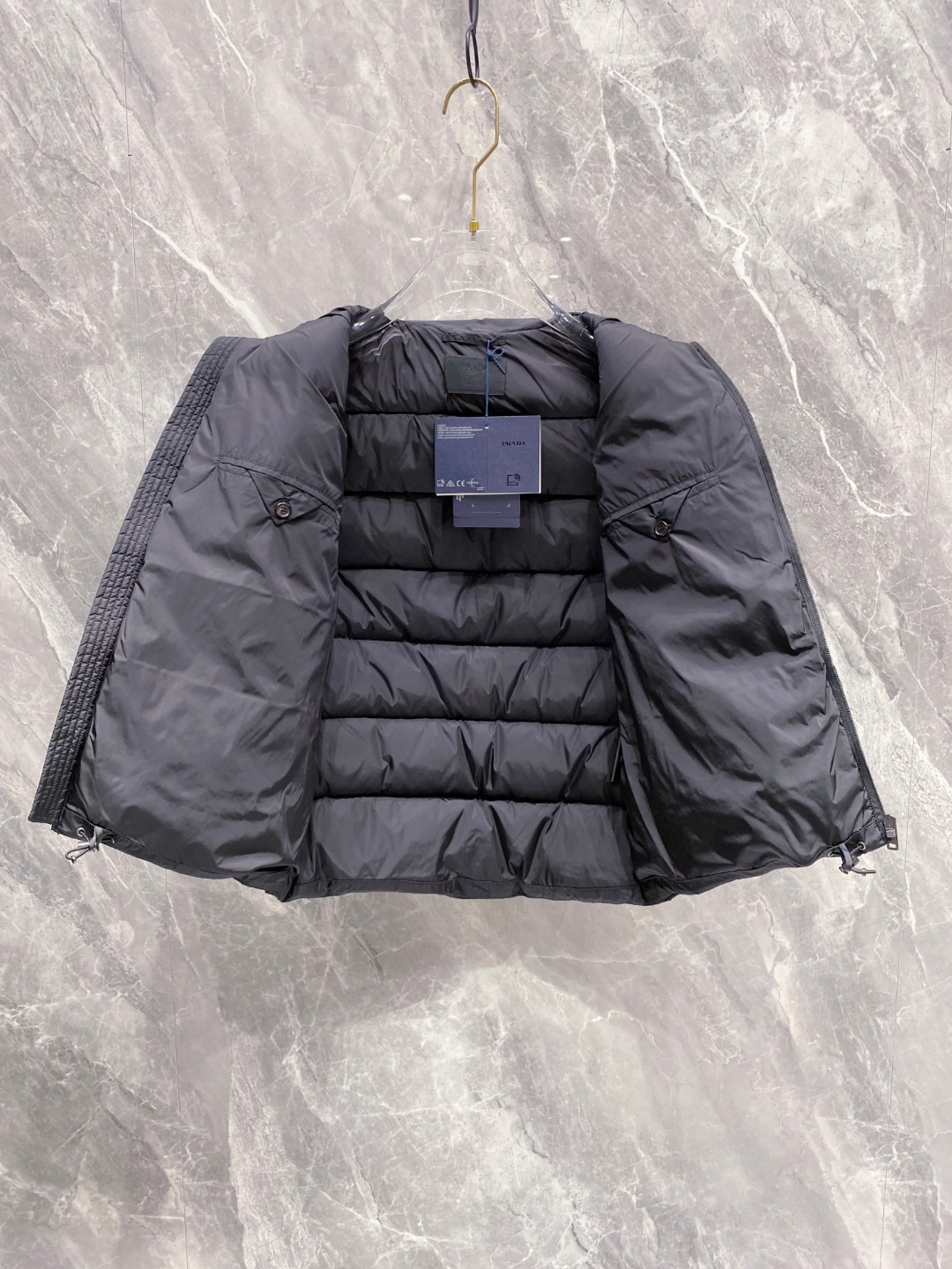 Prada 普拉达2025秋冬专柜同步新品发布，最新款羽绒马甲出货，全部原版购入，今年最新色，无论面料和