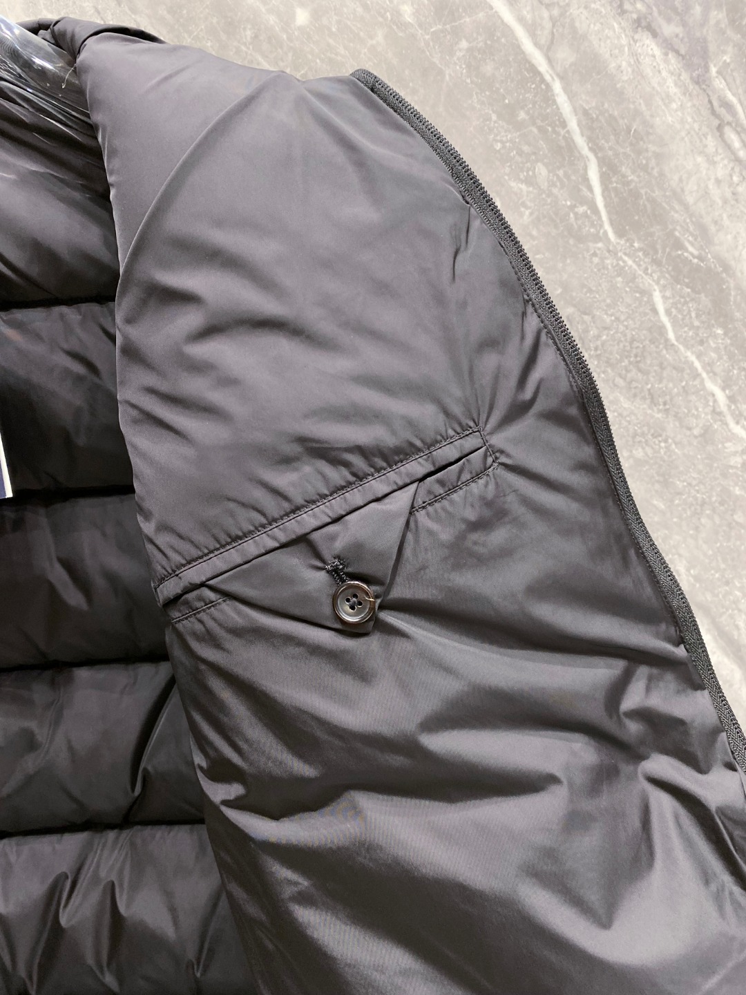 Prada 普拉达2025秋冬专柜同步新品发布，最新款羽绒马甲出货，全部原版购入，今年最新色，无论面料和