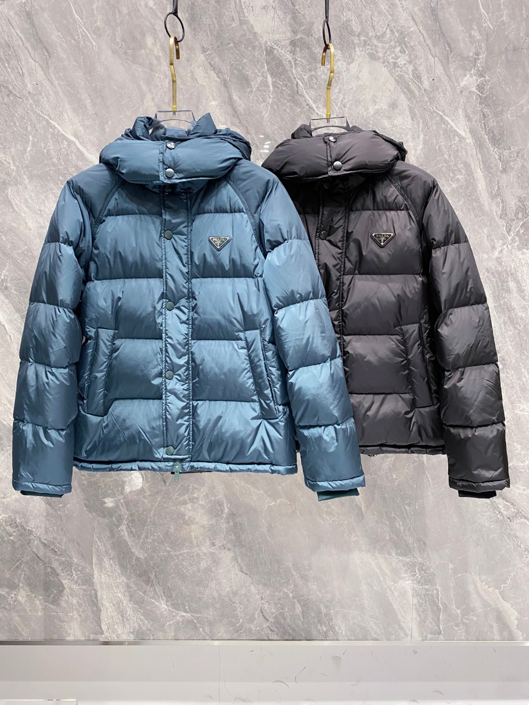 Prada&普拉达FW2025秋冬新款羽绒服。柜子在售款，一件难求。采用定制防风防雨面料，抗皱立挺有型，