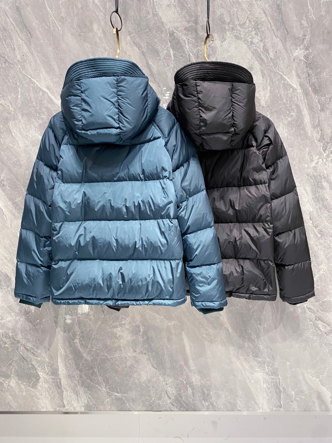 Prada&普拉达FW2025秋冬新款羽绒服。柜子在售款，一件难求。采用定制防风防雨面料，抗皱立挺有型，