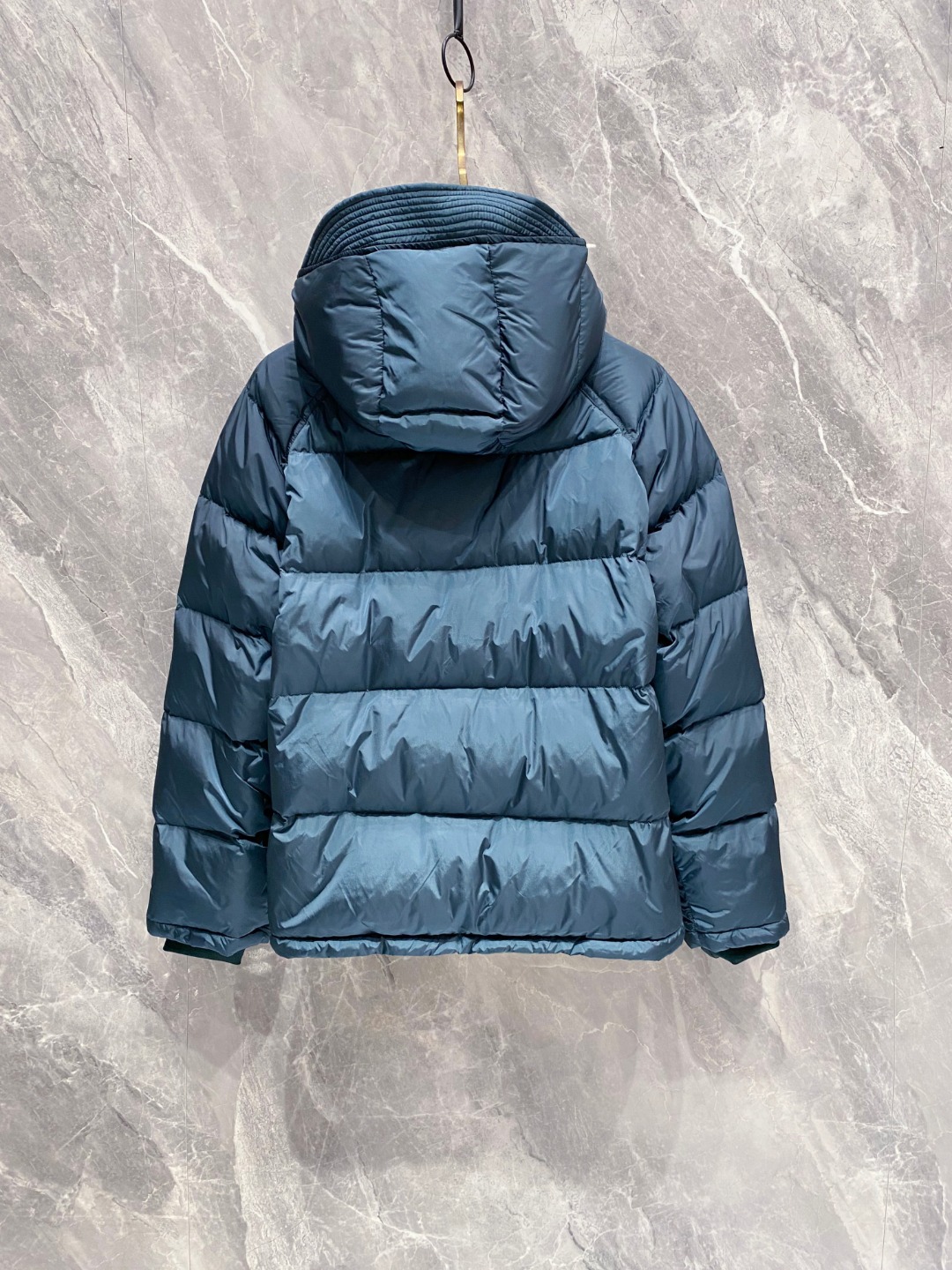 Prada&普拉达FW2025秋冬新款羽绒服。柜子在售款，一件难求。采用定制防风防雨面料，抗皱立挺有型，