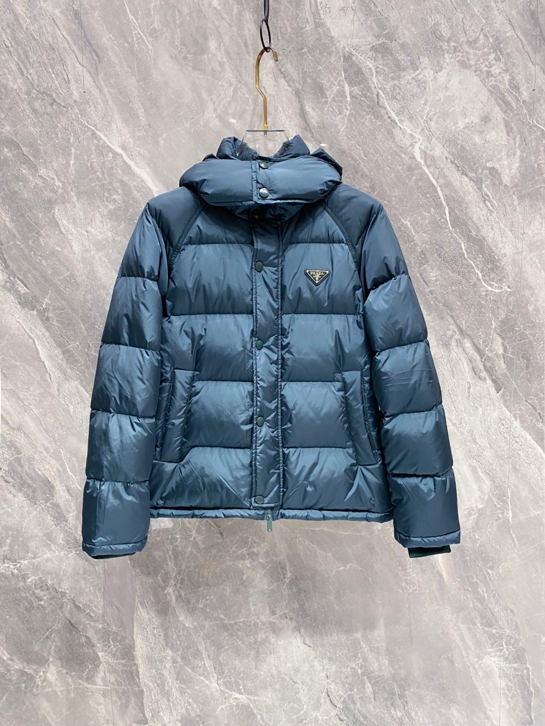 Prada&普拉达FW2025秋冬新款羽绒服。柜子在售款，一件难求。采用定制防风防雨面料，抗皱立挺有型，