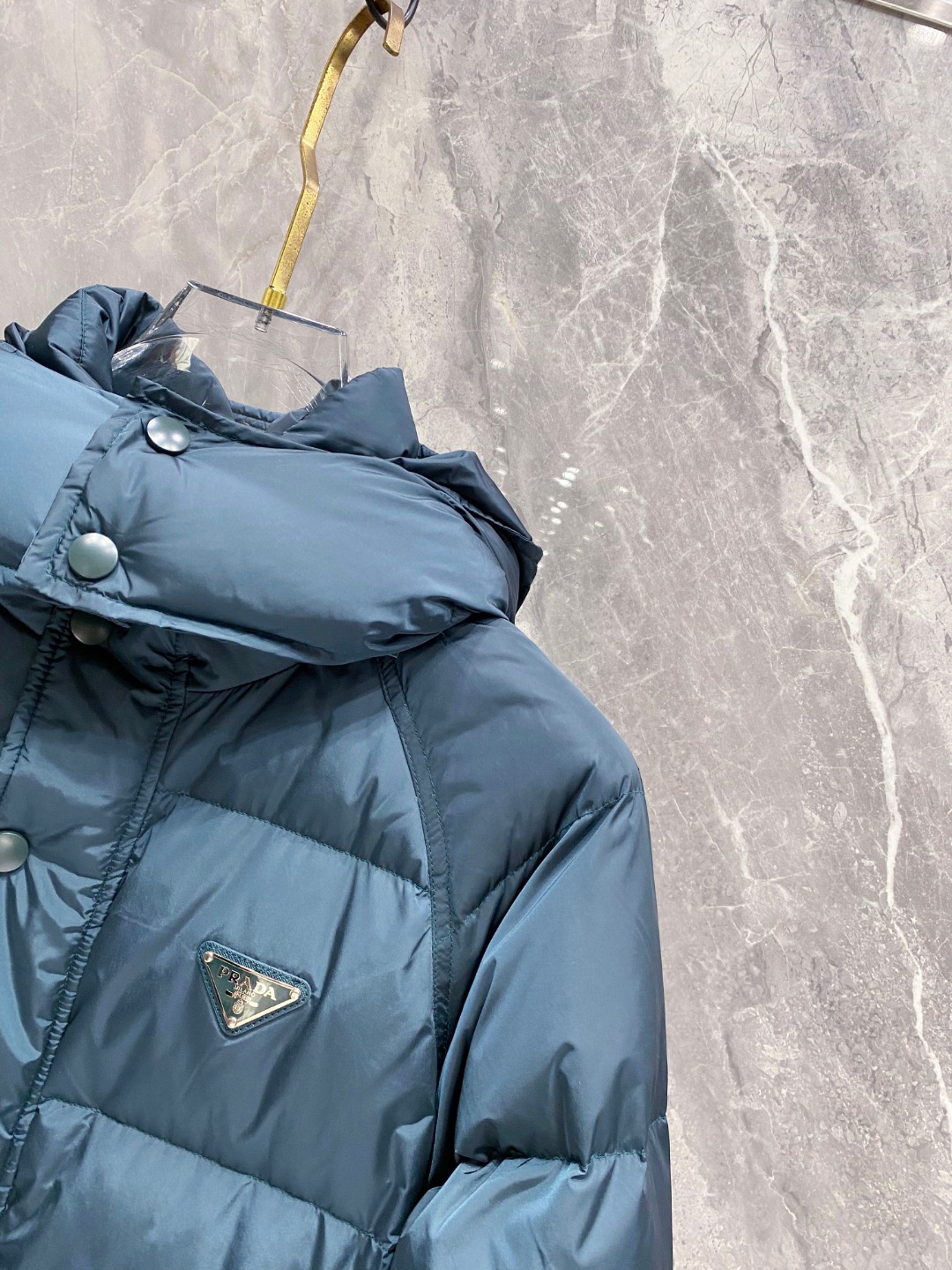 Prada&普拉达FW2025秋冬新款羽绒服。柜子在售款，一件难求。采用定制防风防雨面料，抗皱立挺有型，