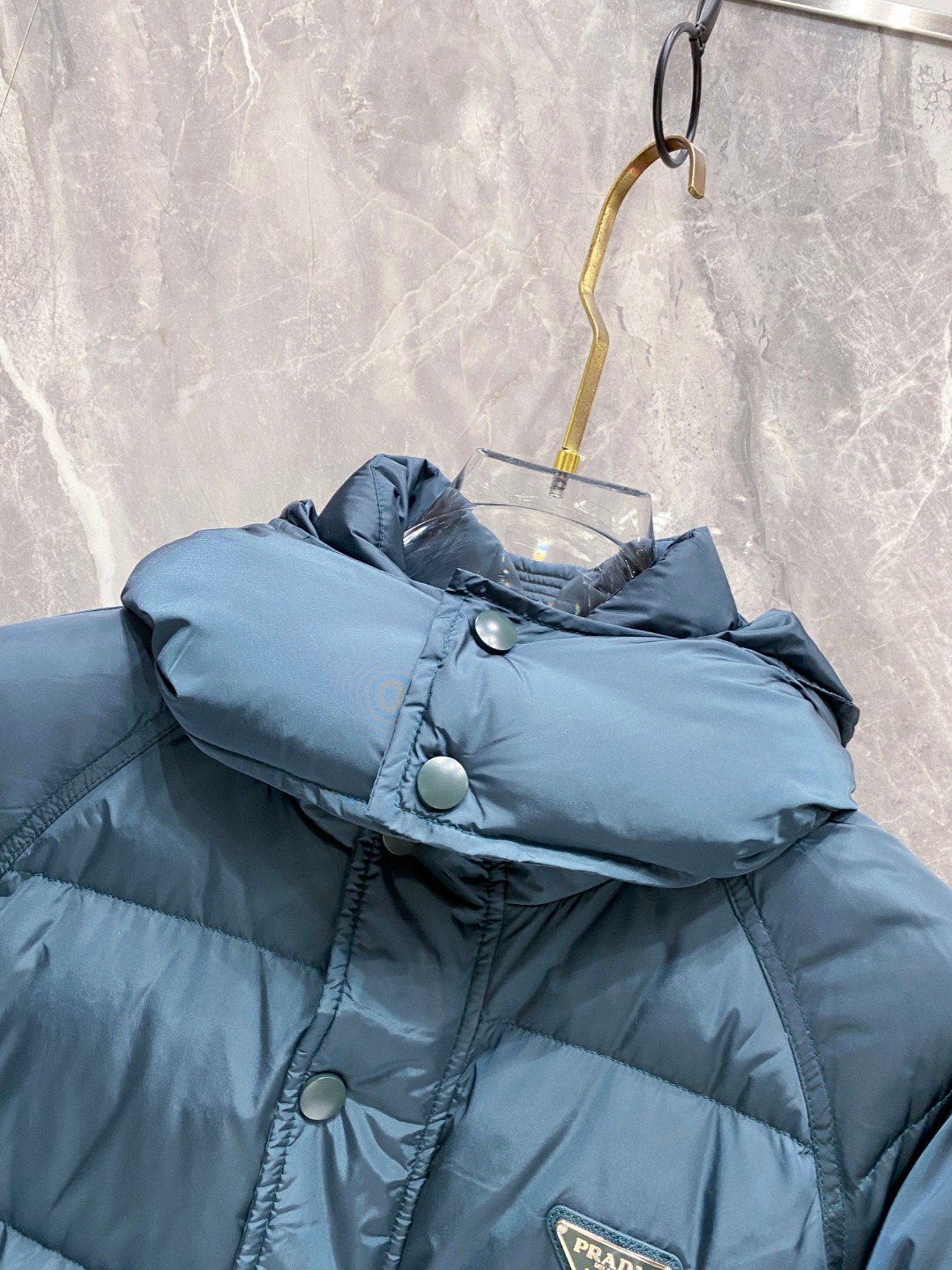 Prada&普拉达FW2025秋冬新款羽绒服。柜子在售款，一件难求。采用定制防风防雨面料，抗皱立挺有型，