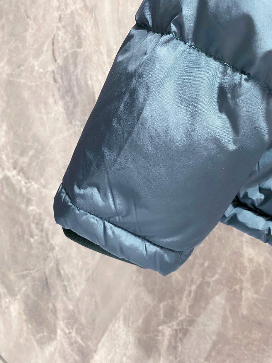 Prada&普拉达FW2025秋冬新款羽绒服。柜子在售款，一件难求。采用定制防风防雨面料，抗皱立挺有型，