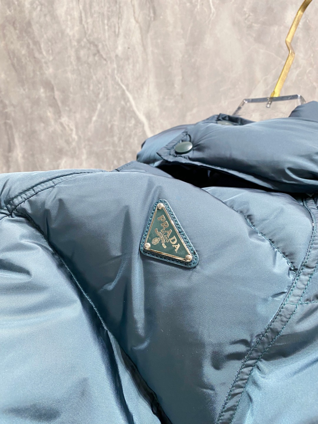 Prada&普拉达FW2025秋冬新款羽绒服。柜子在售款，一件难求。采用定制防风防雨面料，抗皱立挺有型，
